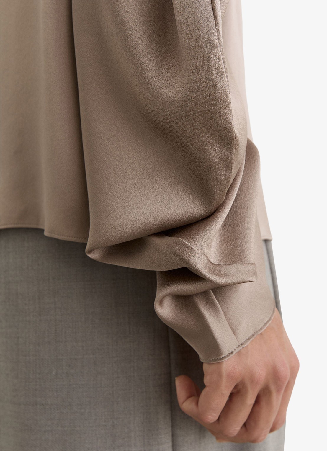 Reiss Meena top van zijde met col - detail 4 donkerbeige