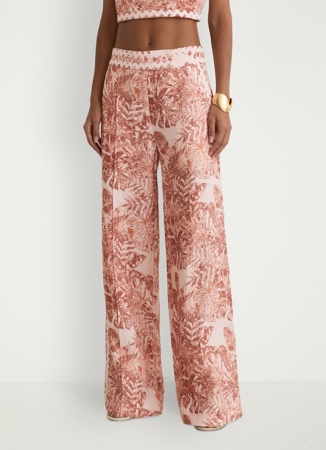 Reiss Mila high waist wide fit pantalon met bloemenprint - detail 4 lichtroze