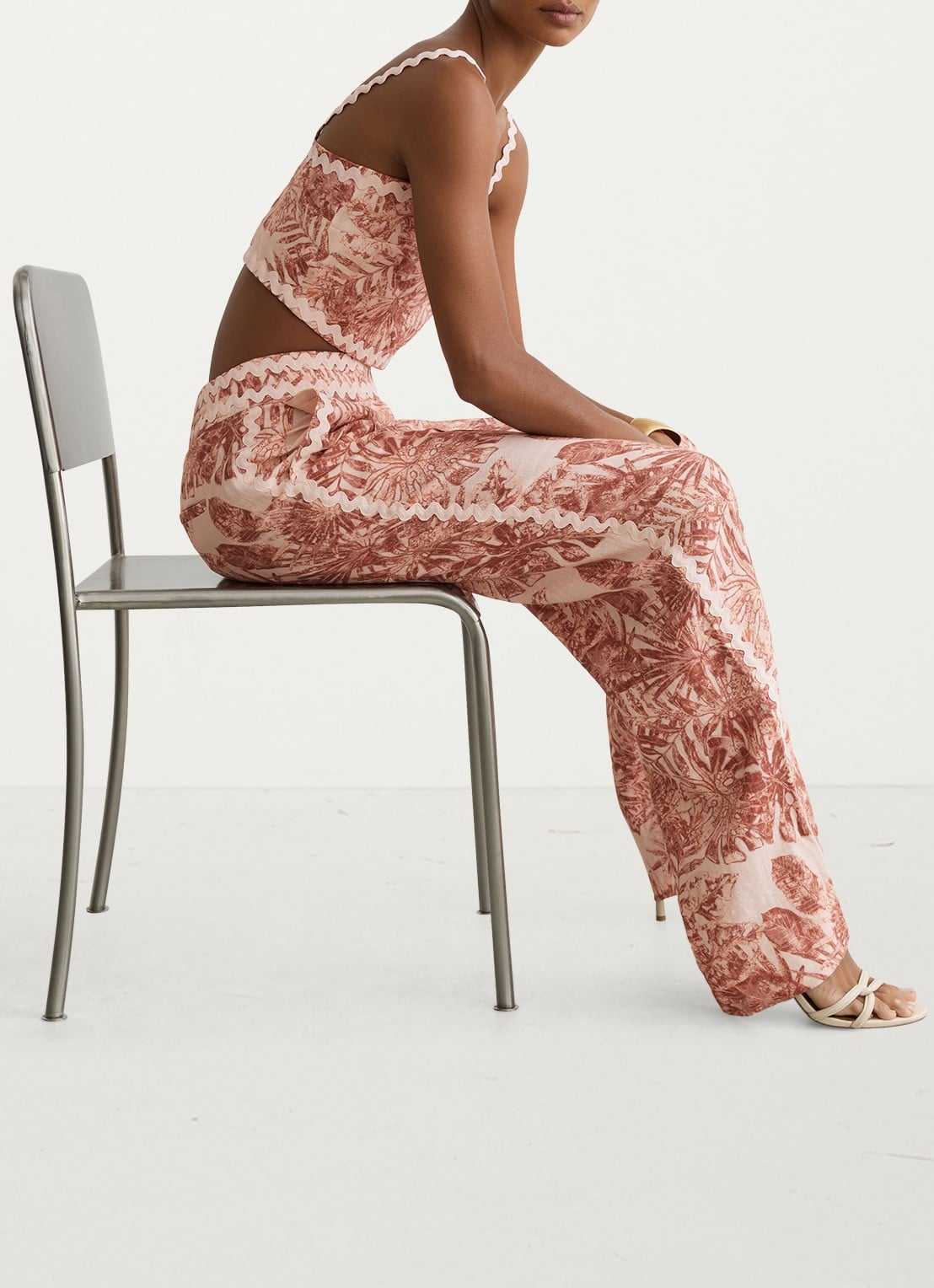 Reiss Mila high waist wide fit pantalon met bloemenprint - detail 5 lichtroze