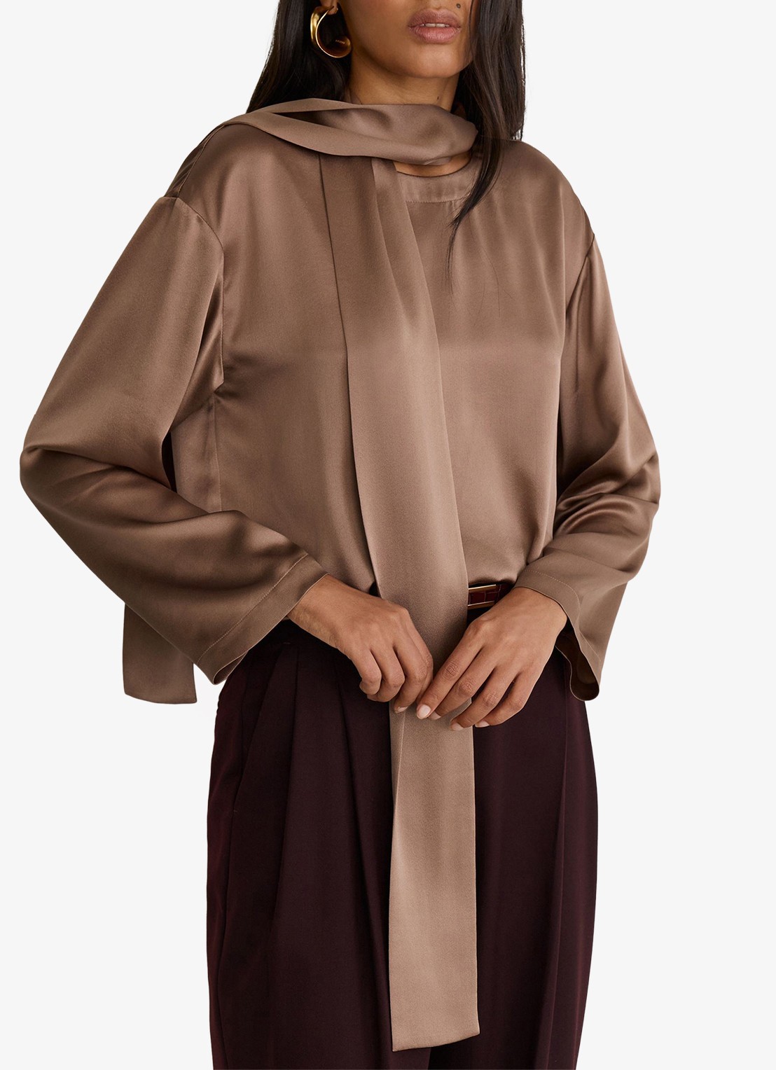 Reiss Millie tuniek van zijde met sjaalkraag - detail bruin