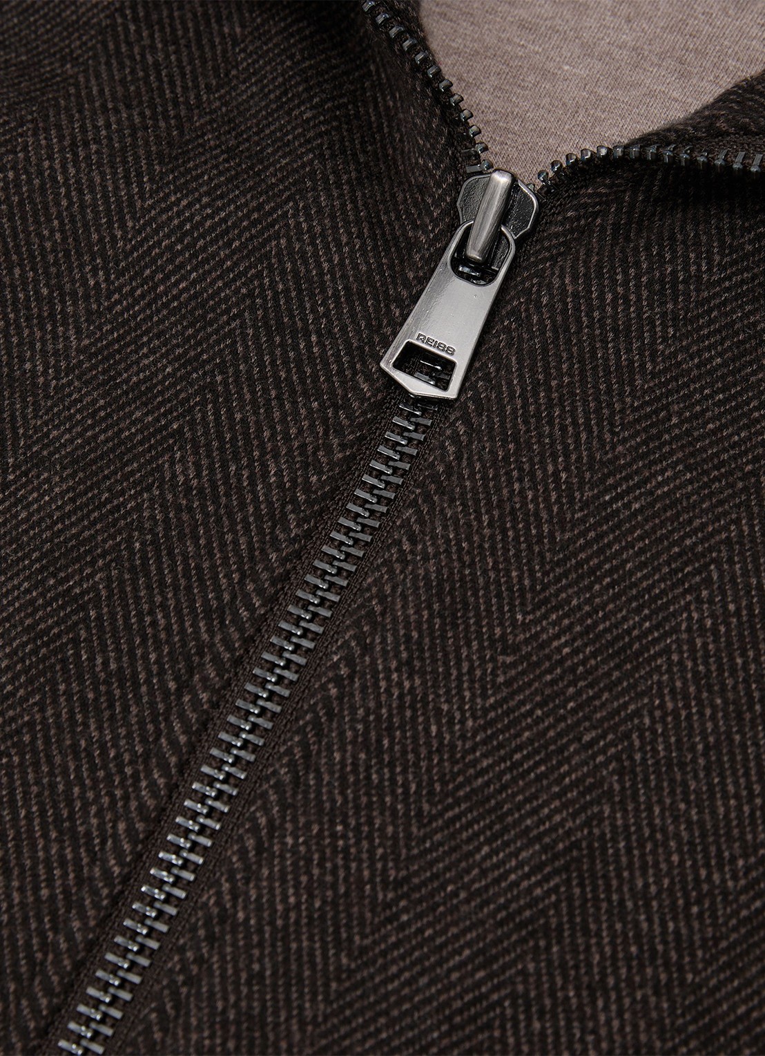 Reiss Mina sweater met halve rits  - detail 5 donkerbruin