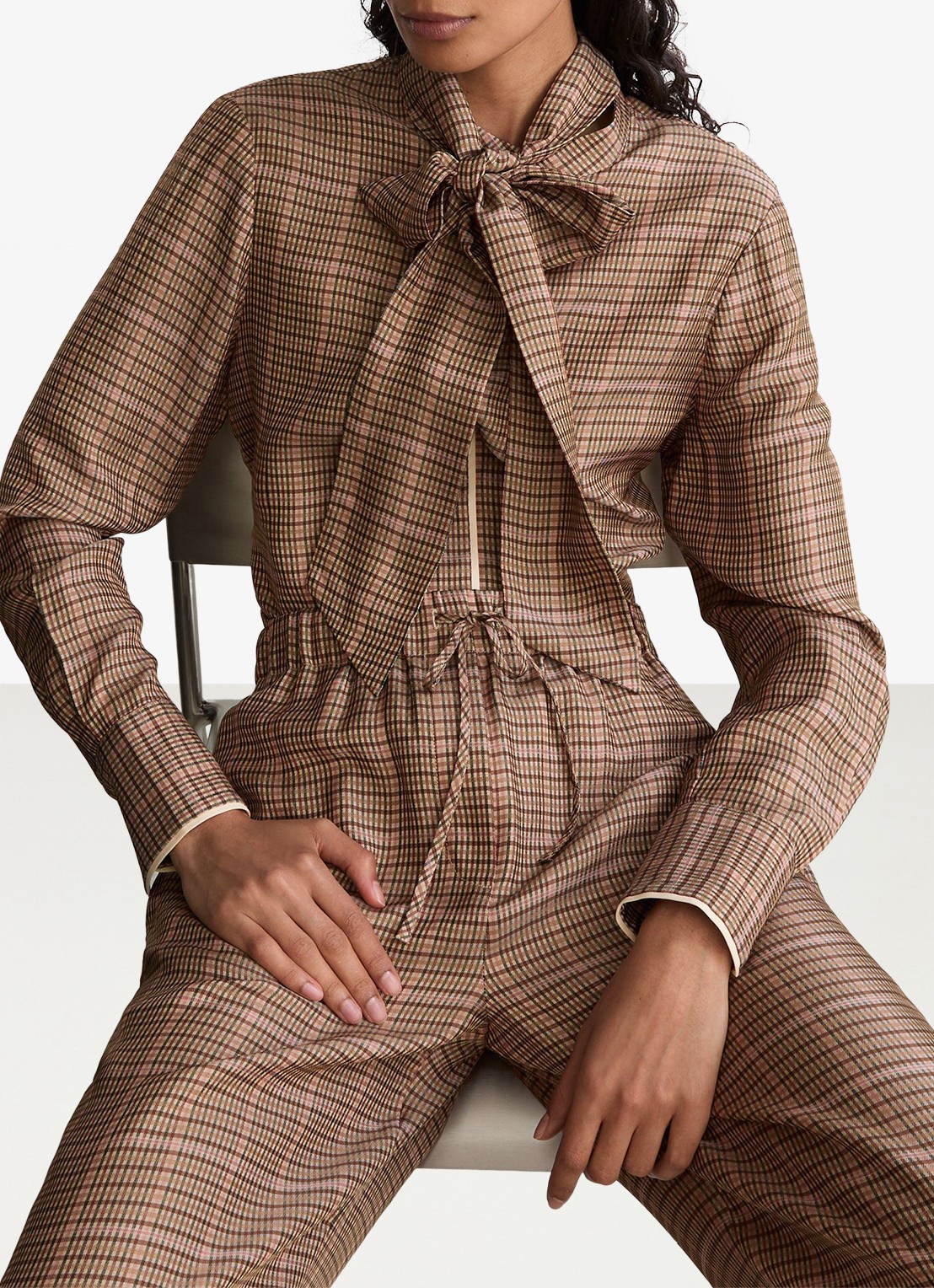 Reiss MINNIE blouse met pied-de-poule dessin met sjaalkraag  - detail bruin