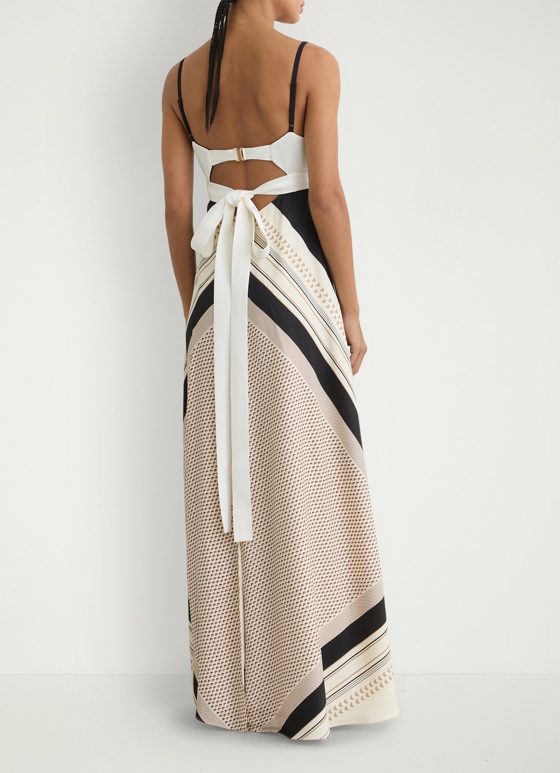 Reiss Myra maxi jurk met grafische print  - achterkant beige