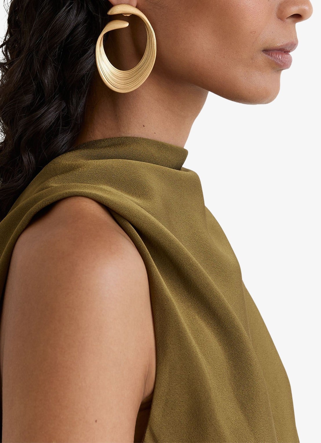 Reiss Naomi one shoulder maxi jurk van satijn met plooidetail - detail 4 khaki