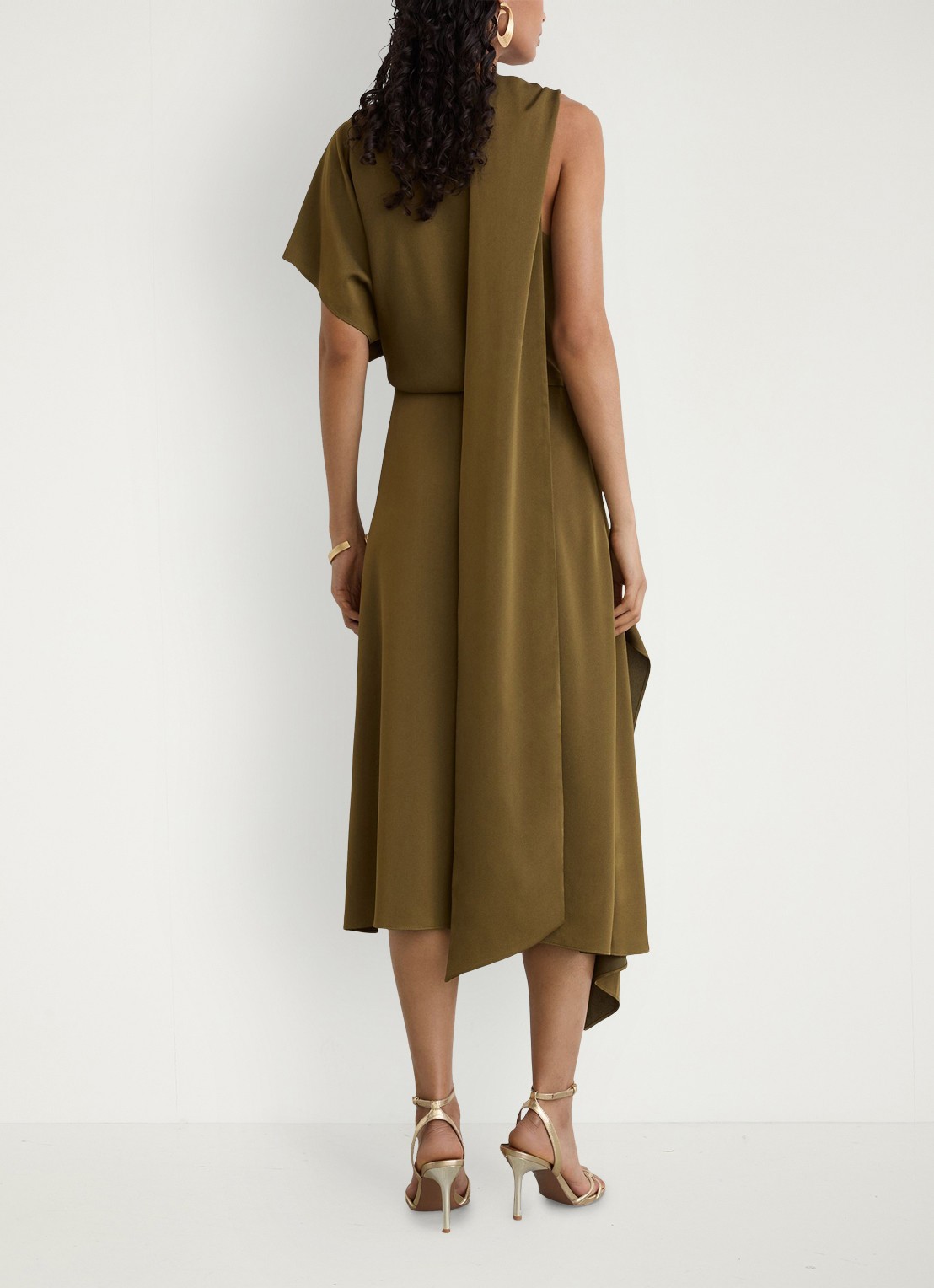 Reiss NAOMI Satin One-Shoulder Draped Midi Dress - achterkant 7 khaki