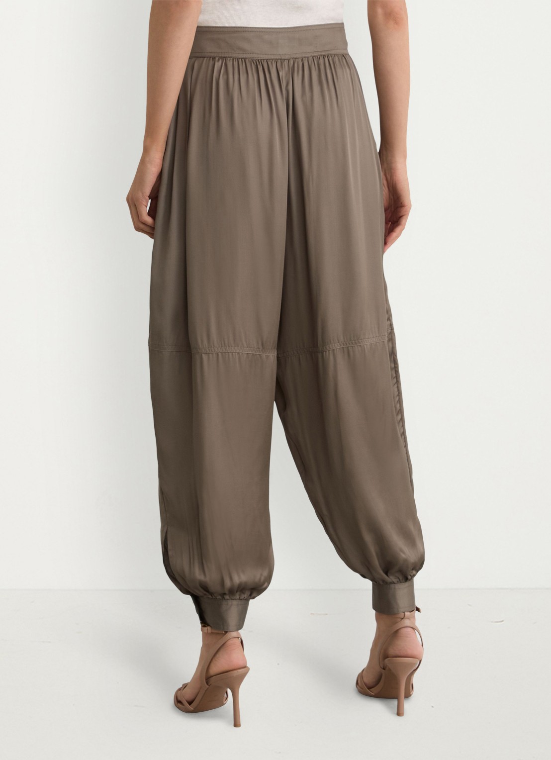 Reiss Neave high waist balloon fit pantalon van satijn - achterkant khaki