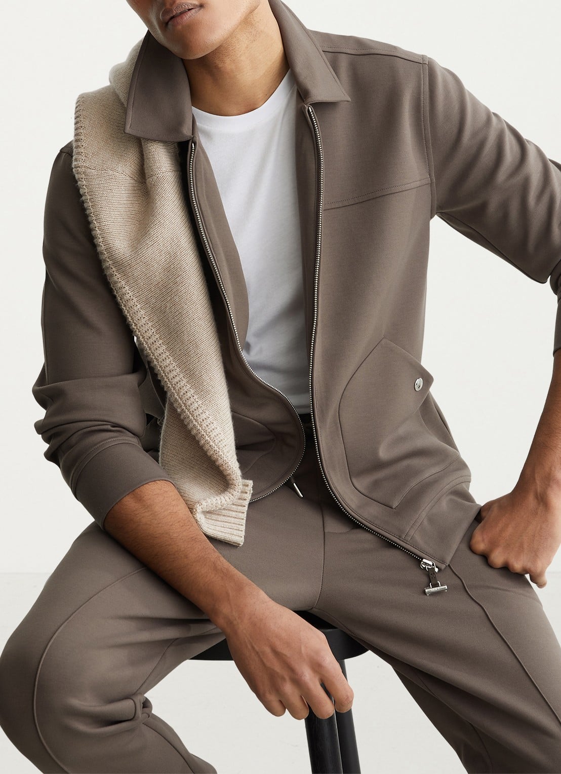 Reiss Newland sweatshirt met rits en opgestikte zakken - detail 2 lichtbruin