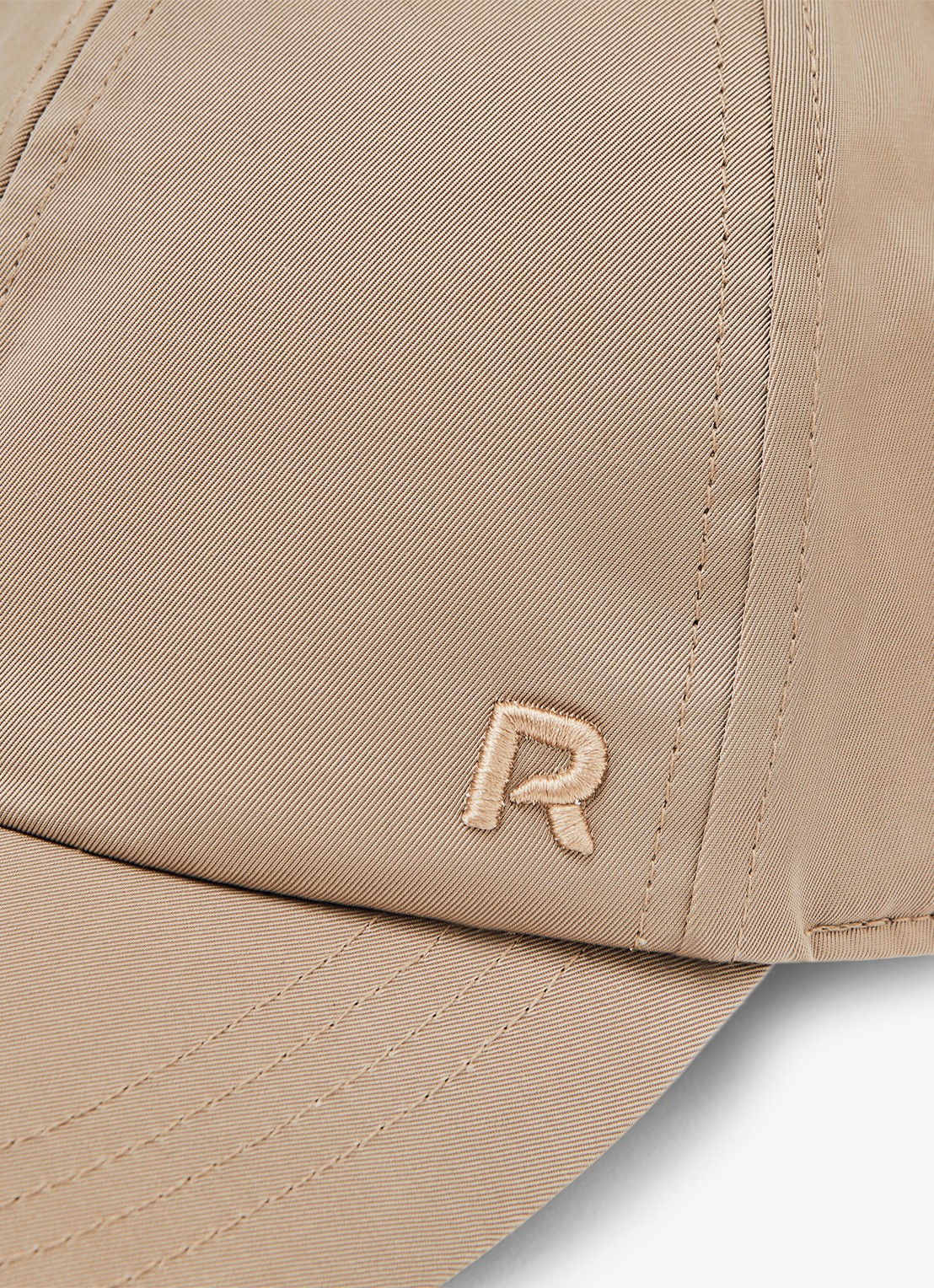 Reiss Nicole pet met logoborduring  - detail 3 taupe