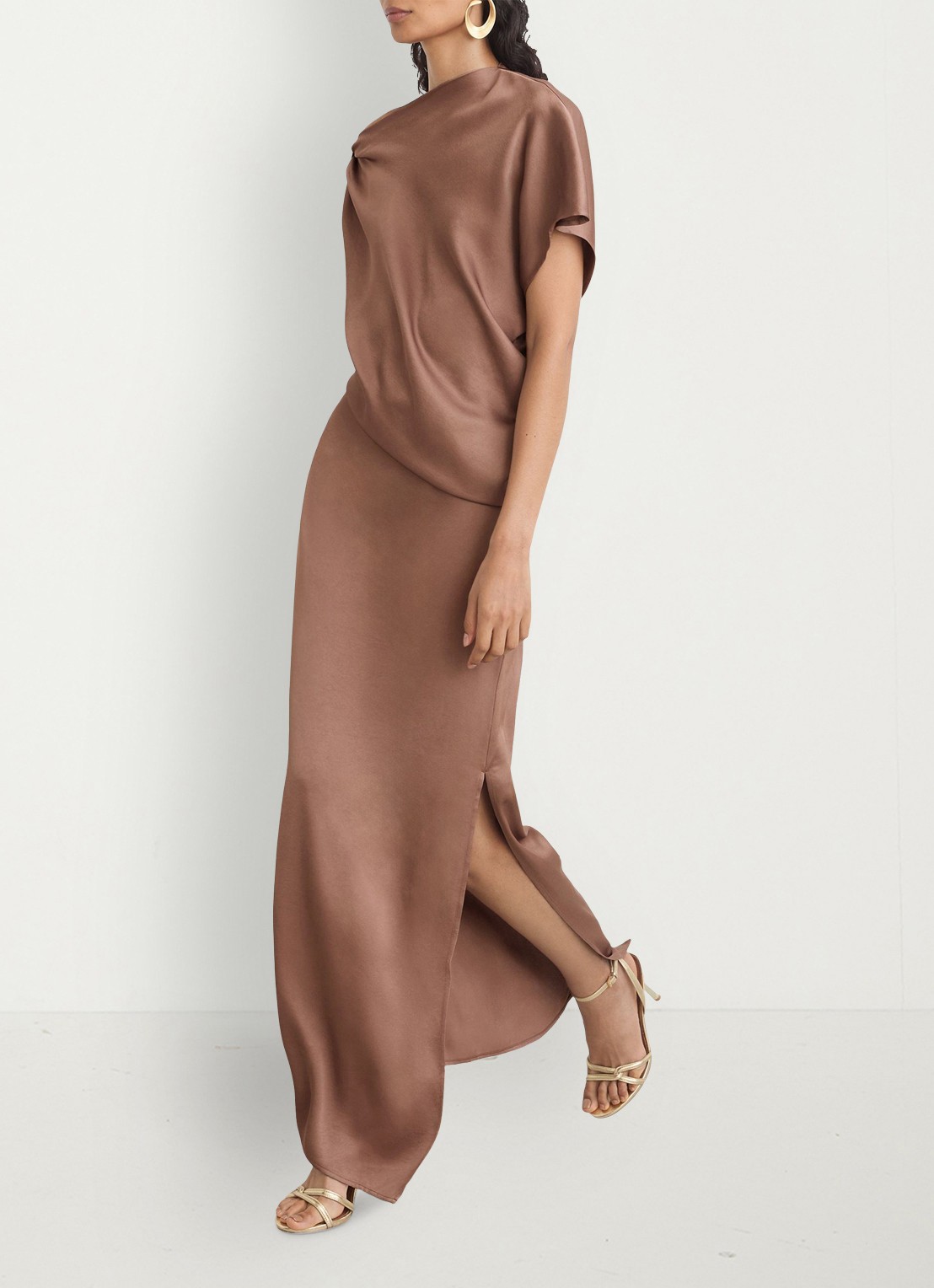 Reiss Paige maxi jurk met asymmetrische hals - detail taupe