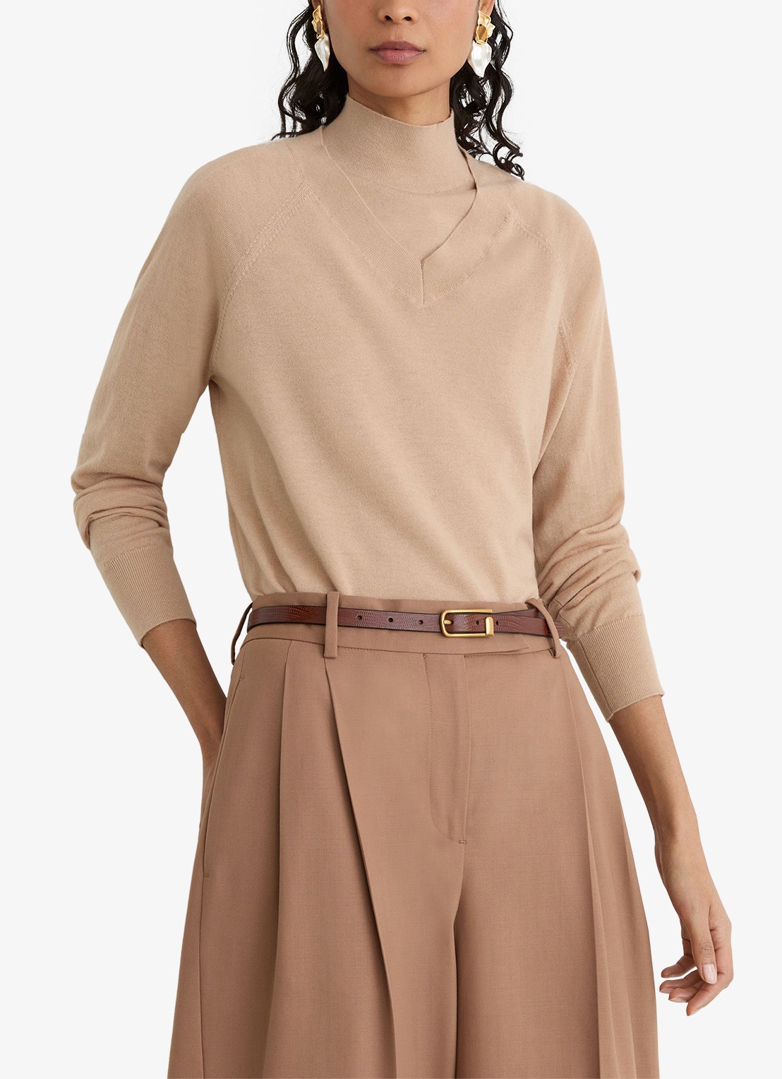 Reiss PARIS Ultra-Soft Merino Wool V-Neck Jumper - detail 5 camel