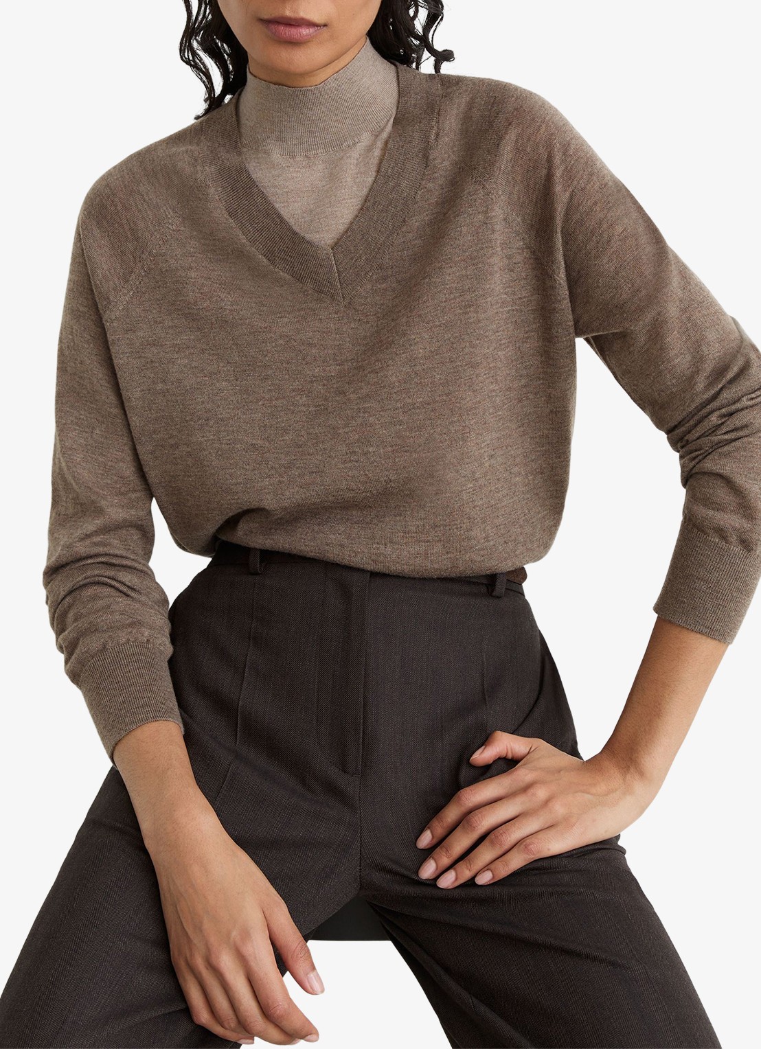 Reiss PARIS Ultra-Soft Merino Wool V-Neck Jumper - detail 2 zand