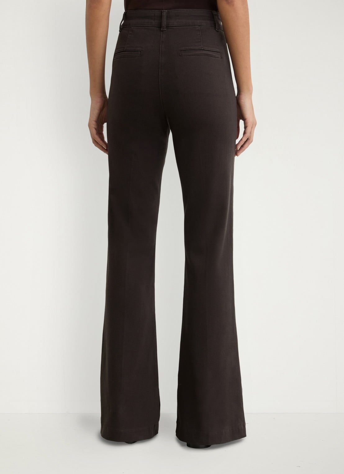Reiss Petite Athena mid waist flared jeans met sierknopen  - achterkant 6 donkerbruin