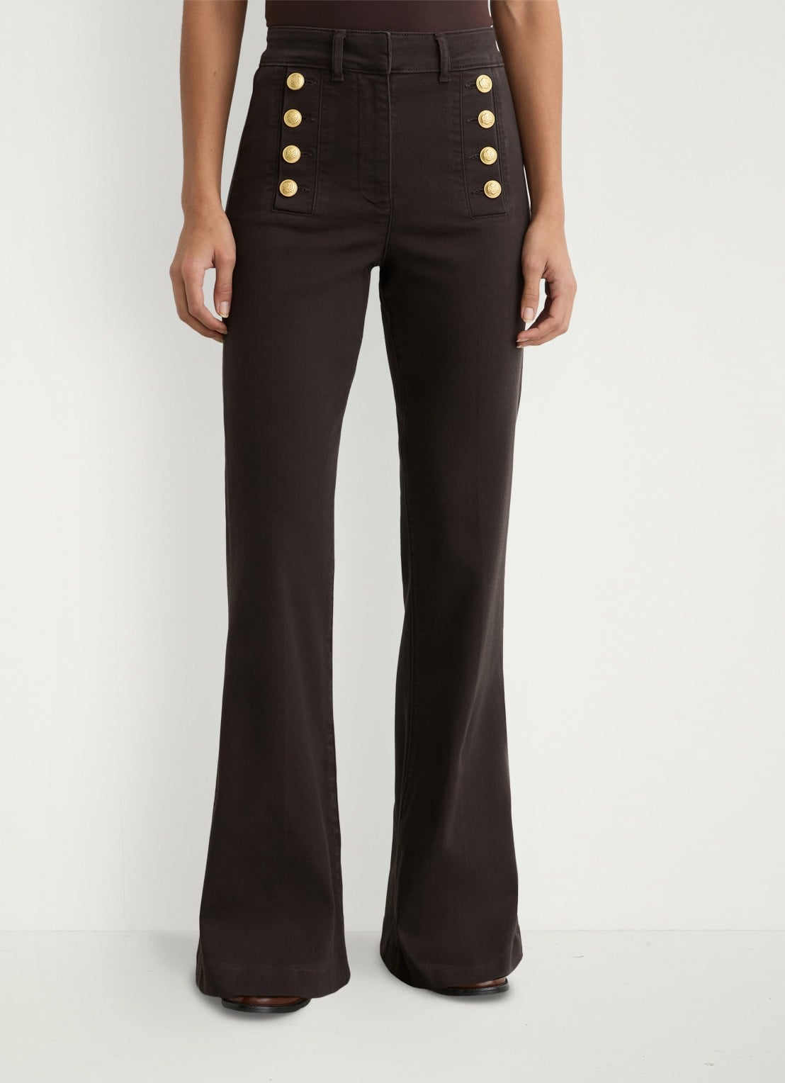 Reiss Petite Athena mid waist flared jeans met sierknopen  - detail donkerbruin
