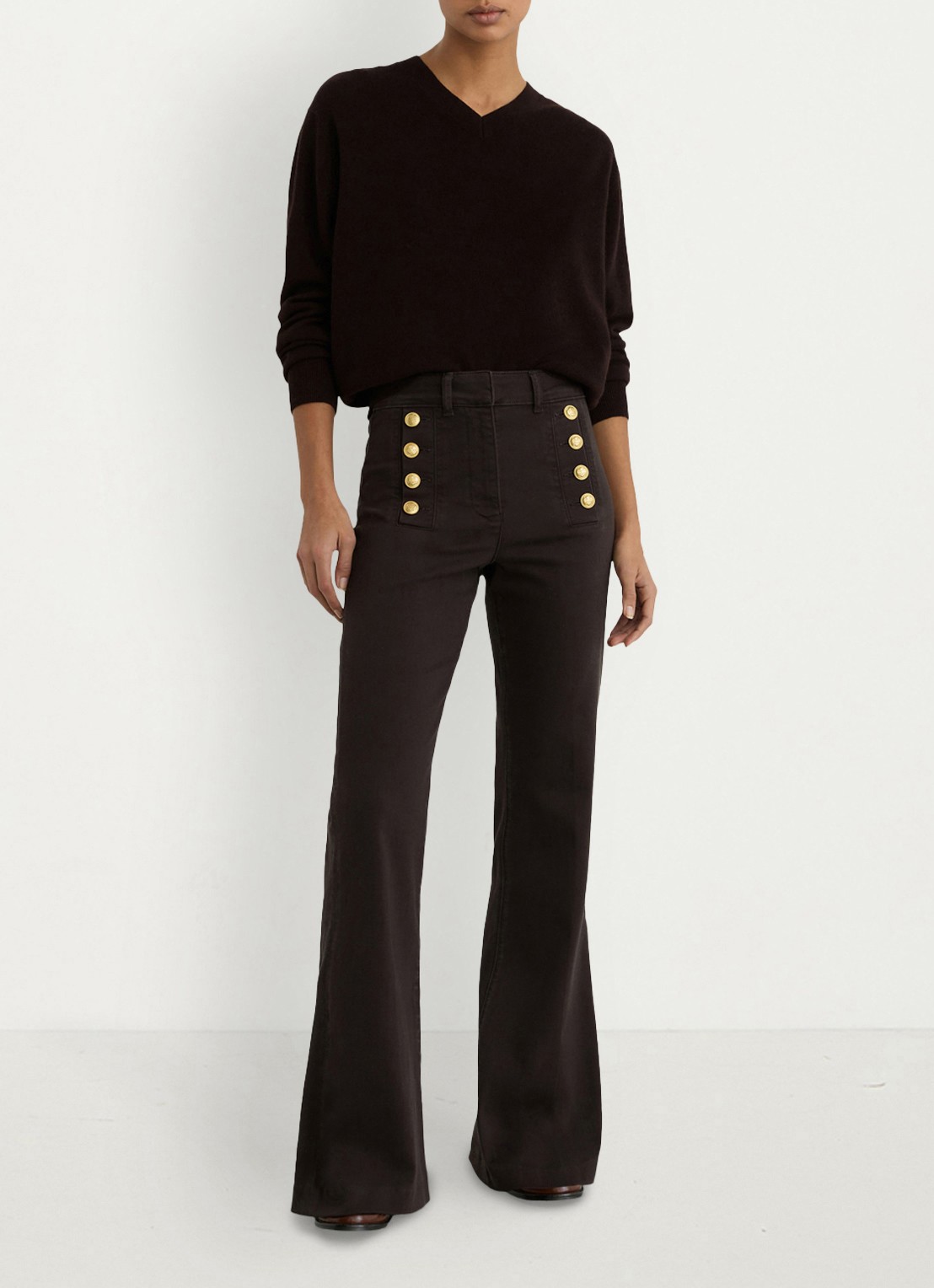 Reiss Petite Athena mid waist flared jeans met sierknopen  - voorkant 5 donkerbruin