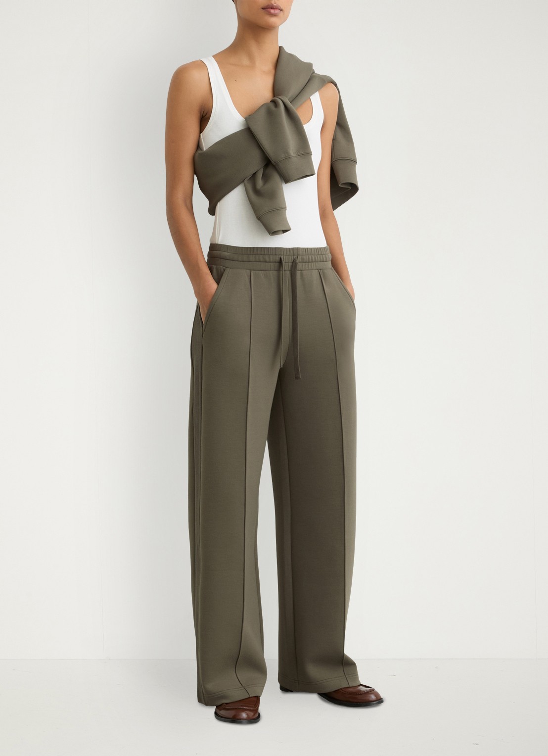 Reiss Petite Bella high waist wide fit joggingbroek met steekzakken - voorkant 6 khaki
