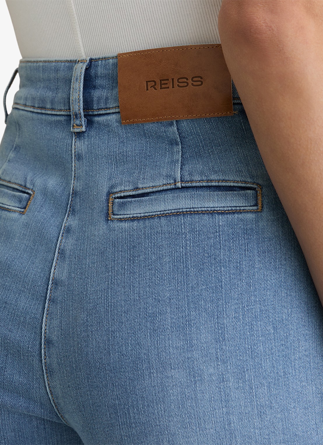 Reiss PETITE CLAUDE Pintuck-Detail Flared Jeans - detail 3 lichtblauw