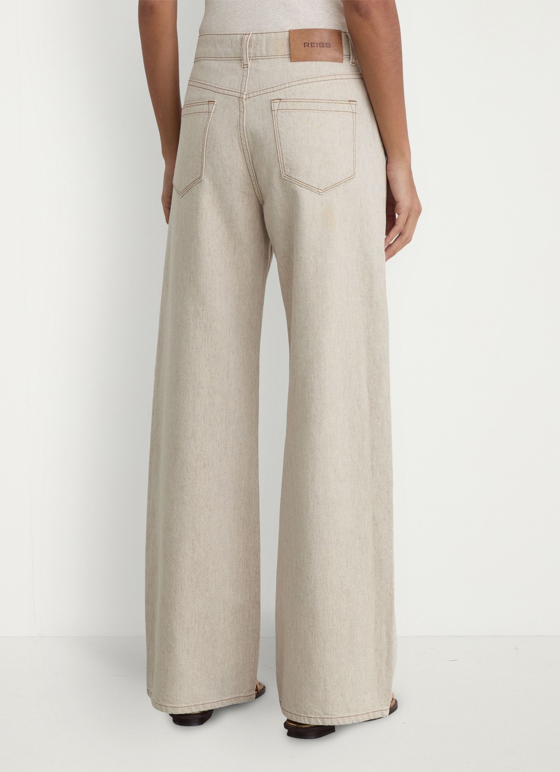Reiss Petite Febe high waist loose fit jeans met steekzakken - achterkant beige