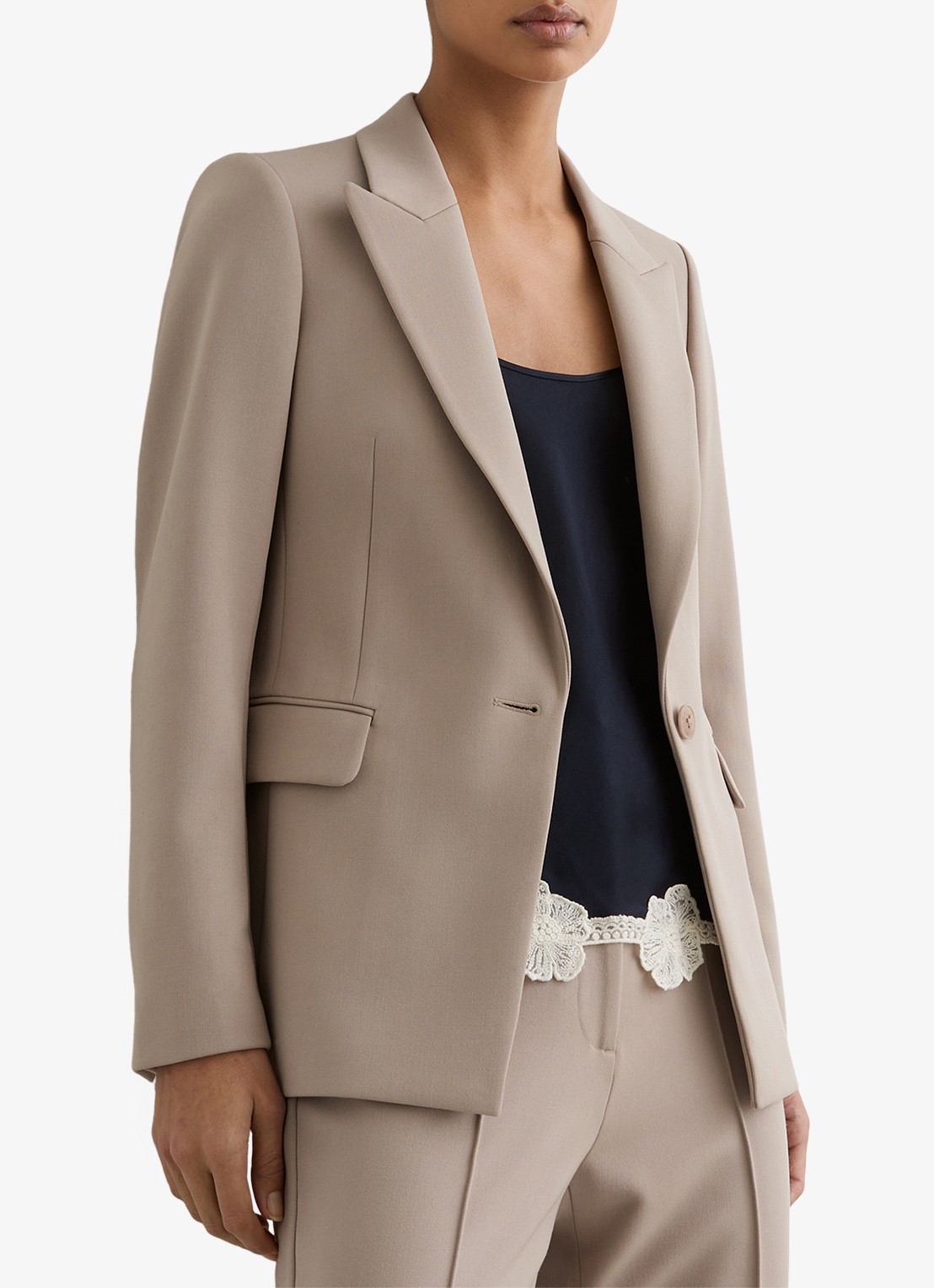 Reiss Petite Gabi blazer met klepzakken - detail donkerbeige