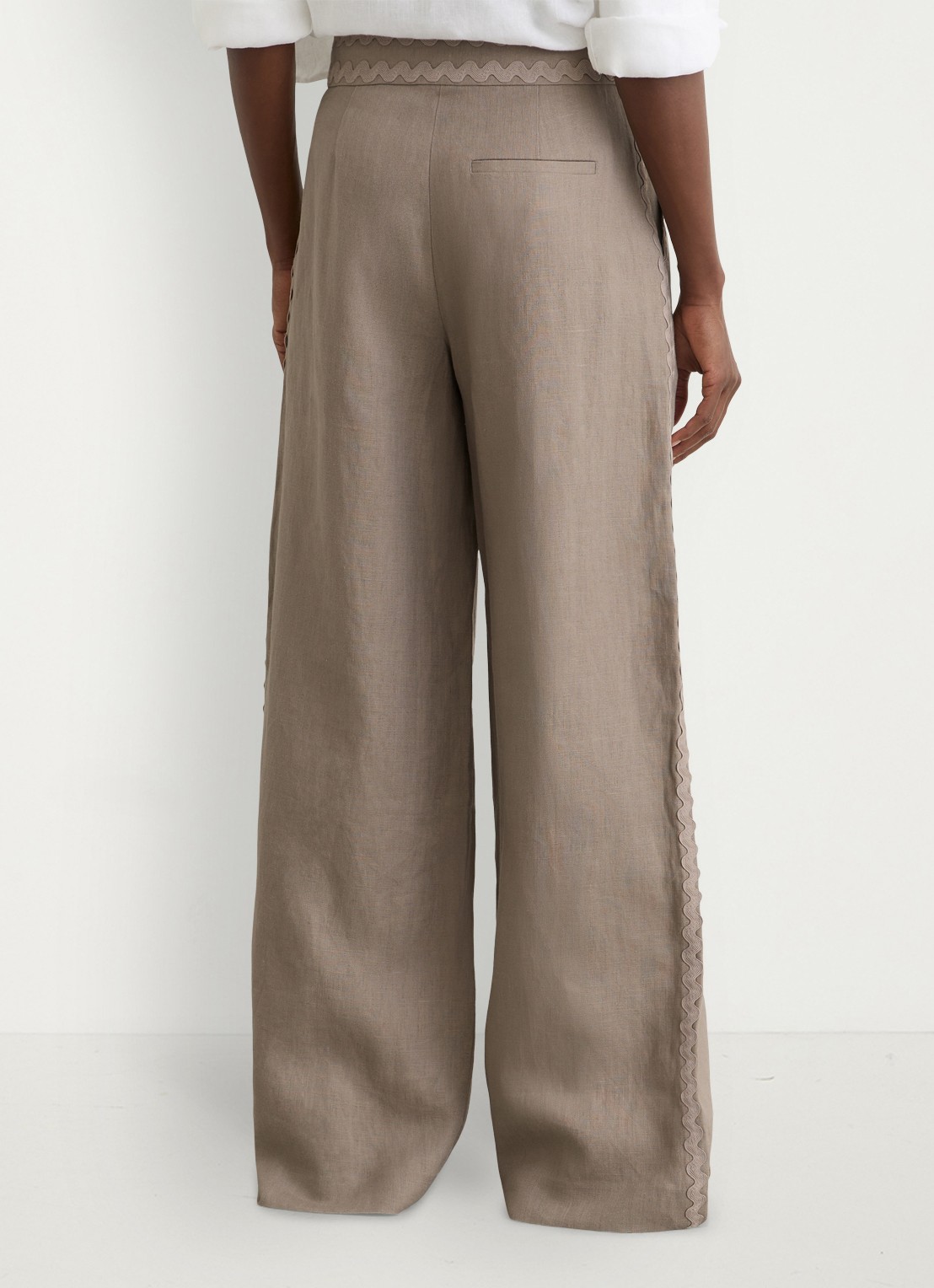 Reiss Petite Mila high waist wide fit pantalon van linnen - achterkant 3 bruin