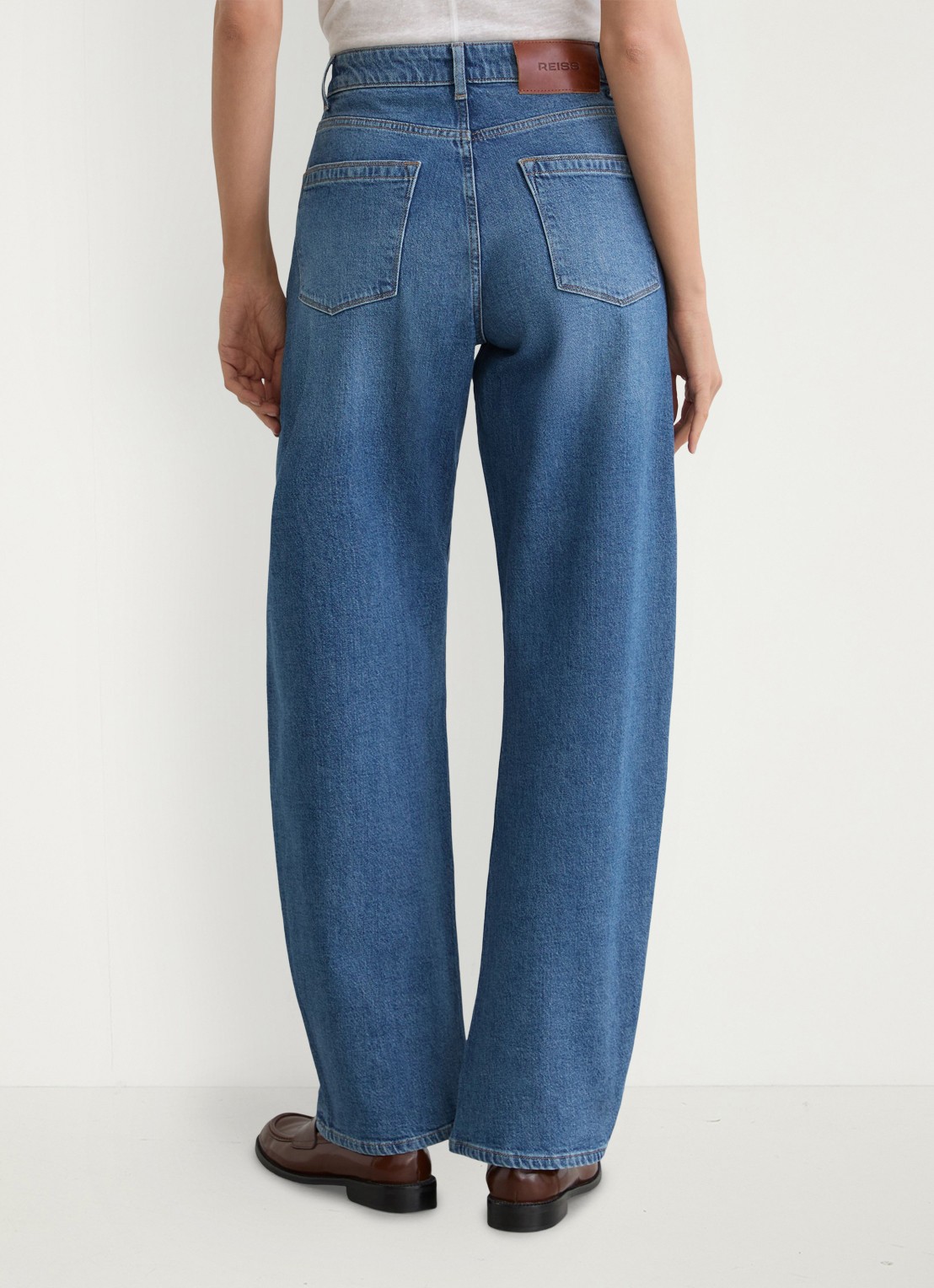 Reiss Petite Sabel high waist balloon fit jeans in medium wassing - achterkant 7 denim