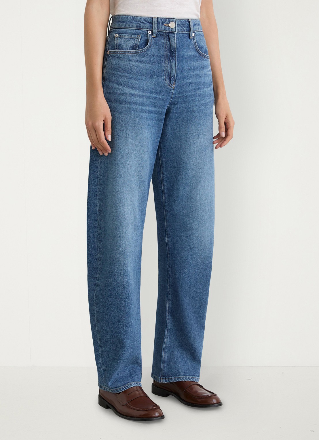 Reiss Petite Sabel high waist balloon fit jeans in medium wassing - detail 3 denim