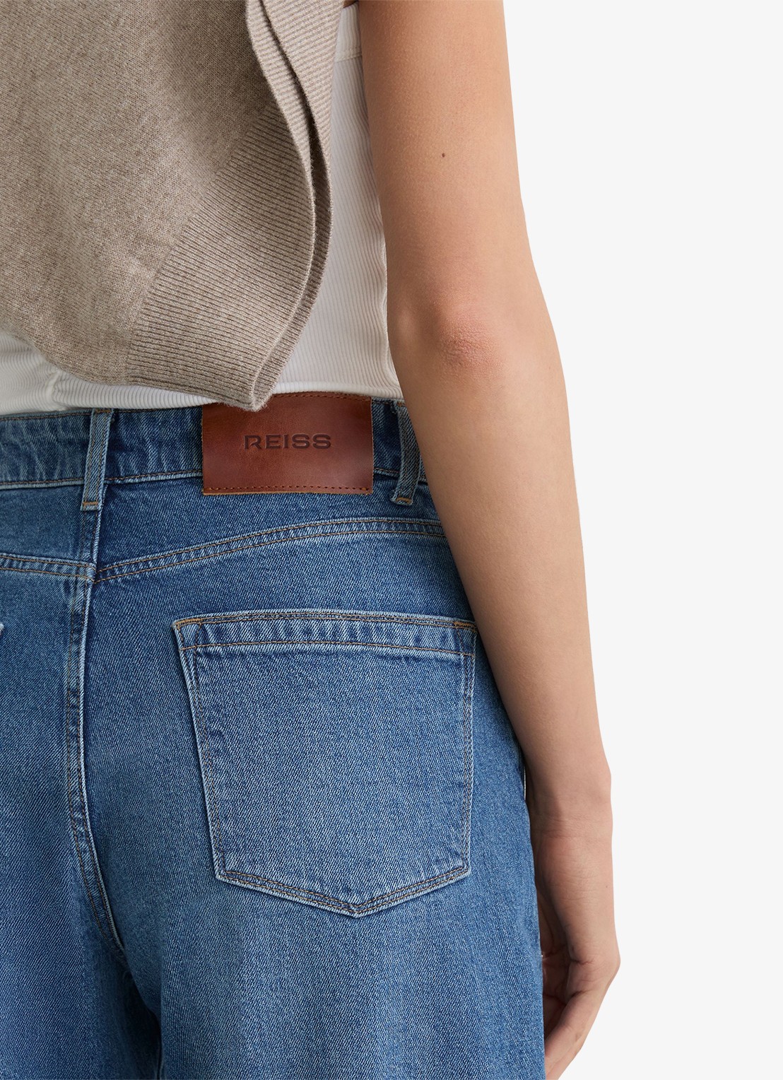 Reiss Petite Sabel high waist balloon fit jeans in medium wassing - detail 5 denim