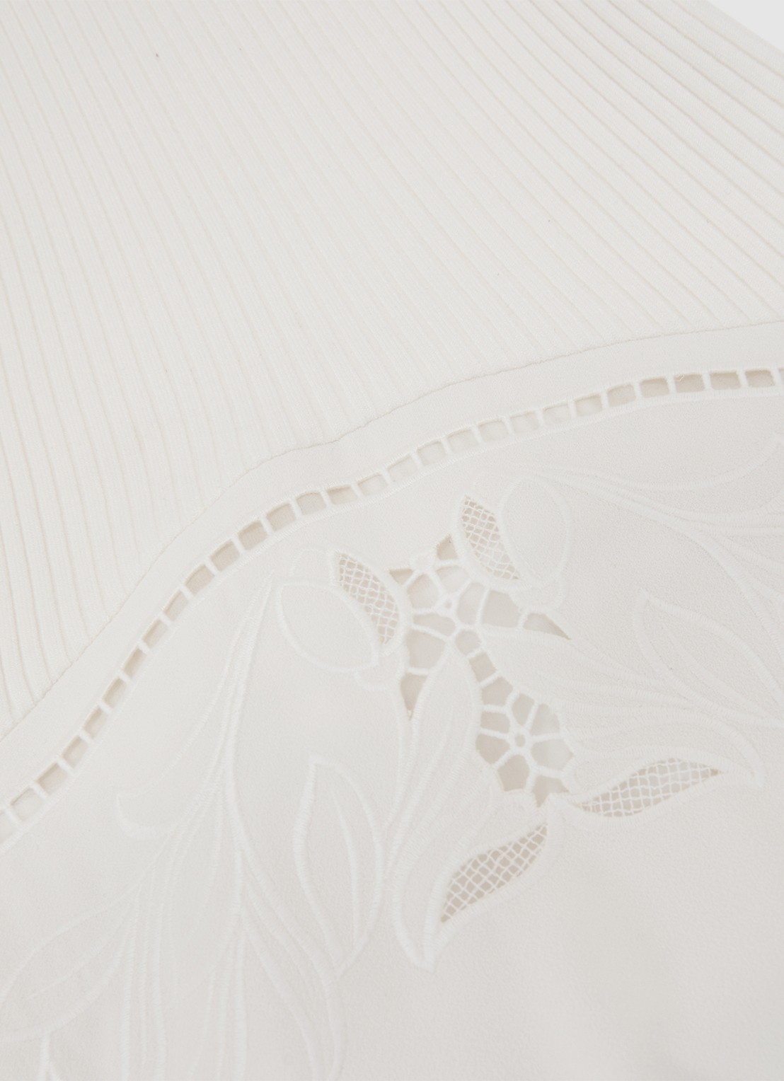 Reiss Phoenix ribgebreide midi jurk met broderie  - detail 4 wit