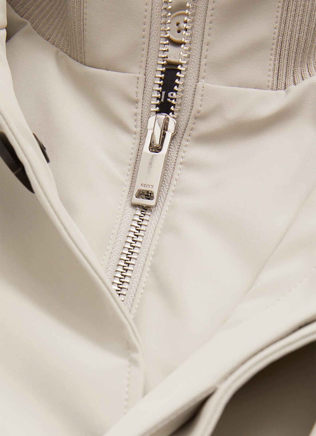 Reiss Player gewatteerde parka met klepzakken - detail 5 stone / beige