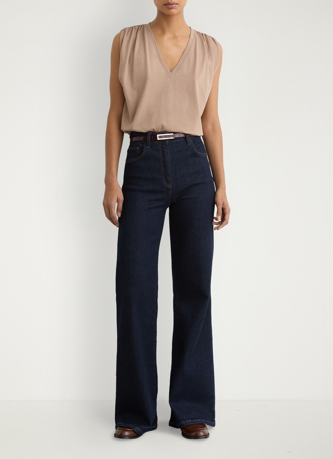 Reiss Renee top met V-hals - voorkant 6 beige