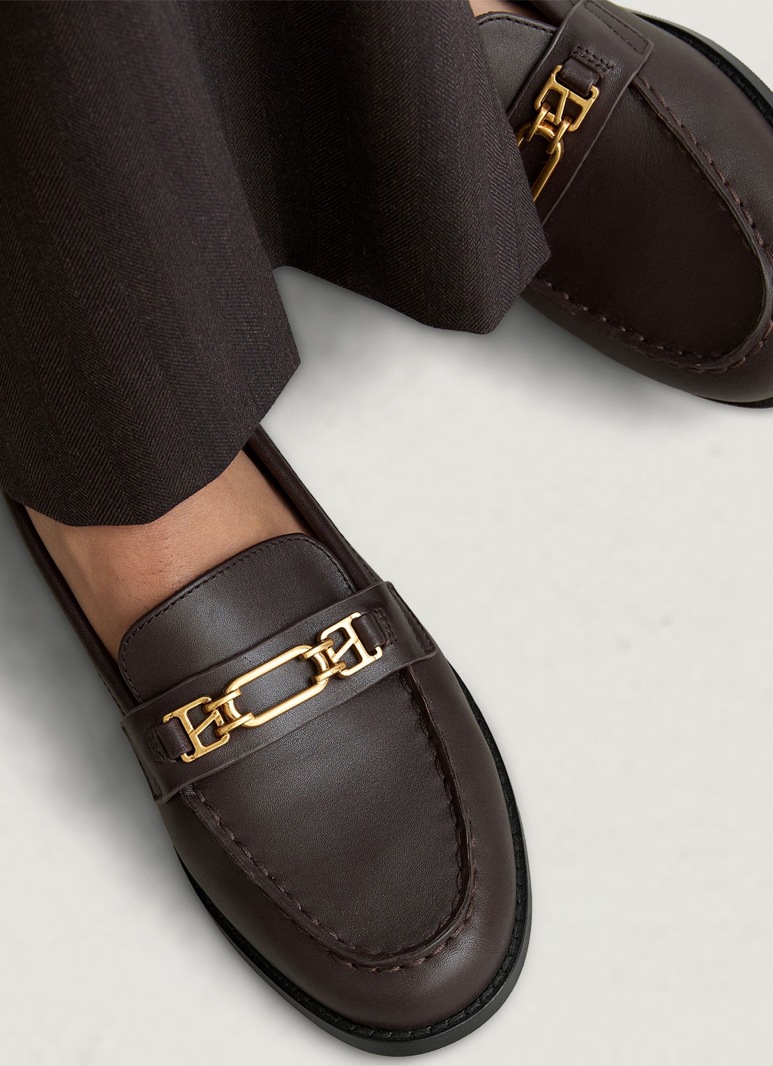 Reiss Rita loafer van suède - detail 3 chocoladebruin