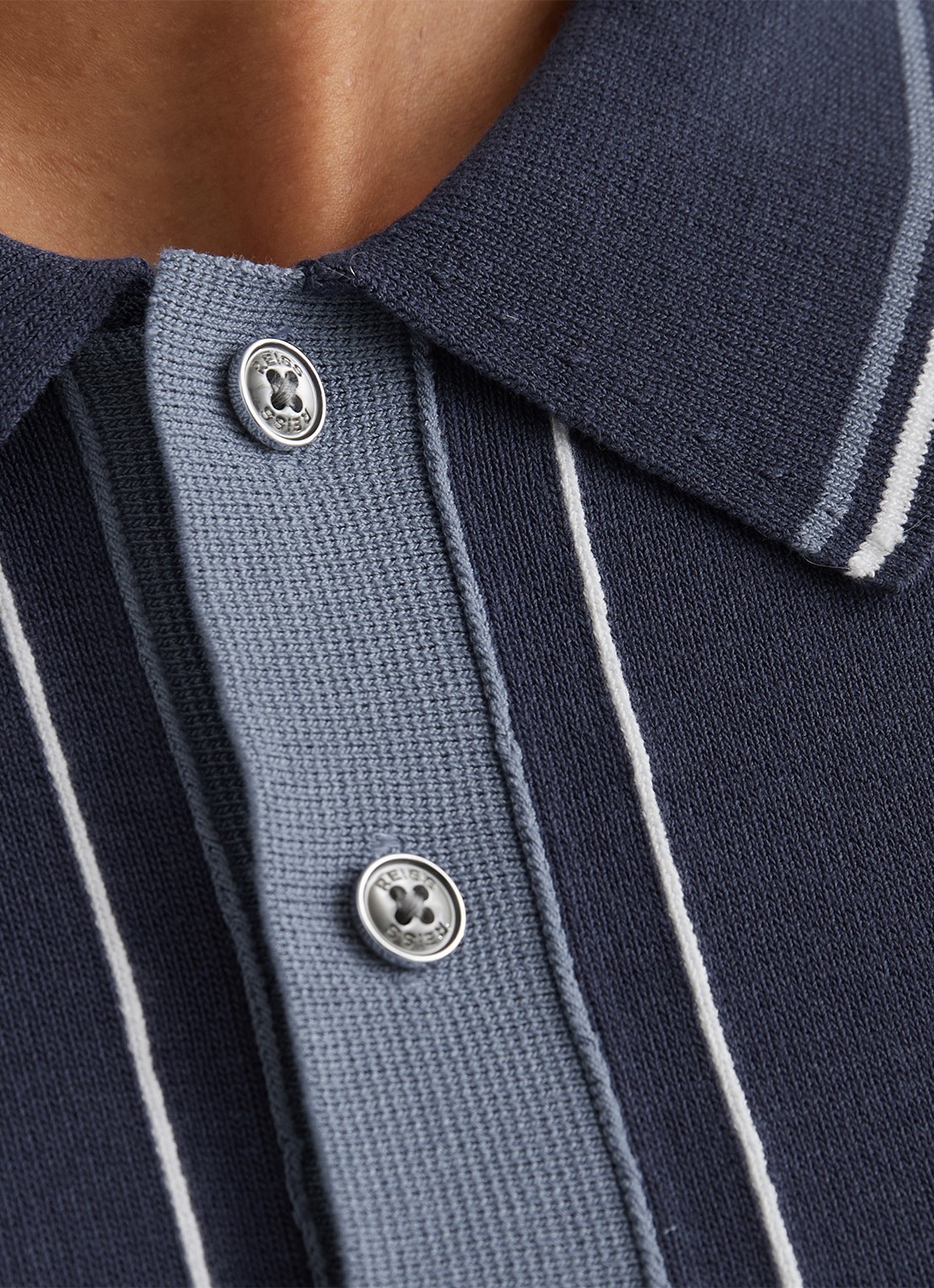 Reiss ROTHWELL Tipped Half-Button Knitted Polo Shirt - detail 5 donkerblauw