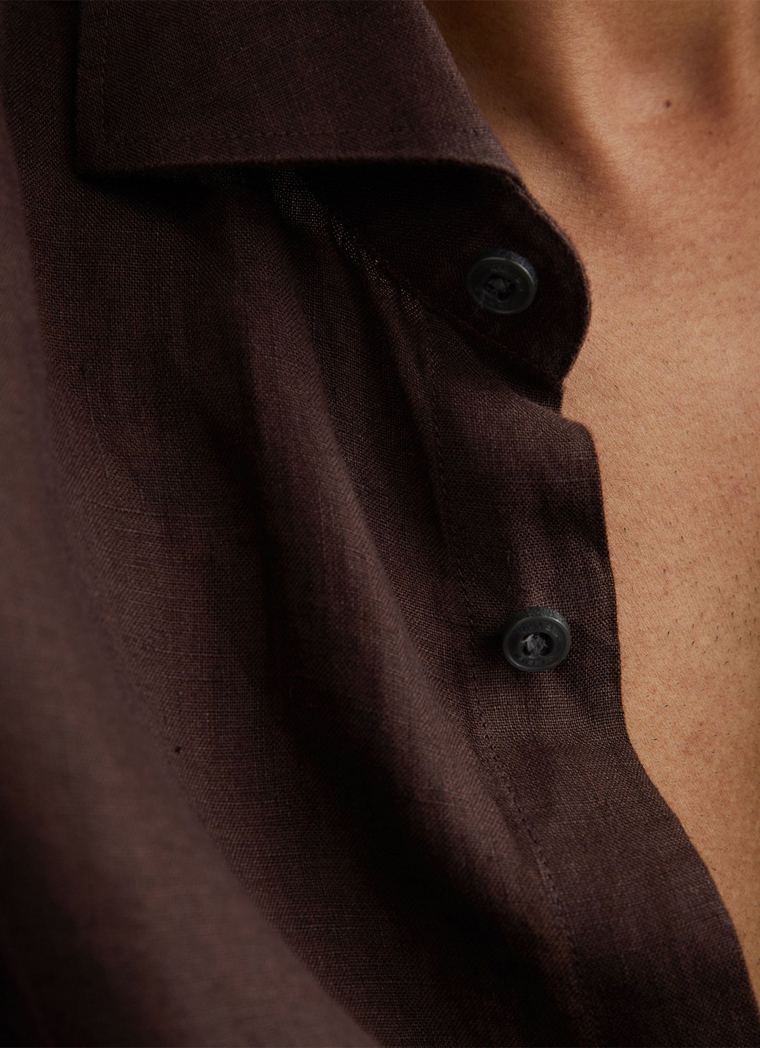 Reiss Ruban regular fit overhemd van linnen - detail 3 chocoladebruin