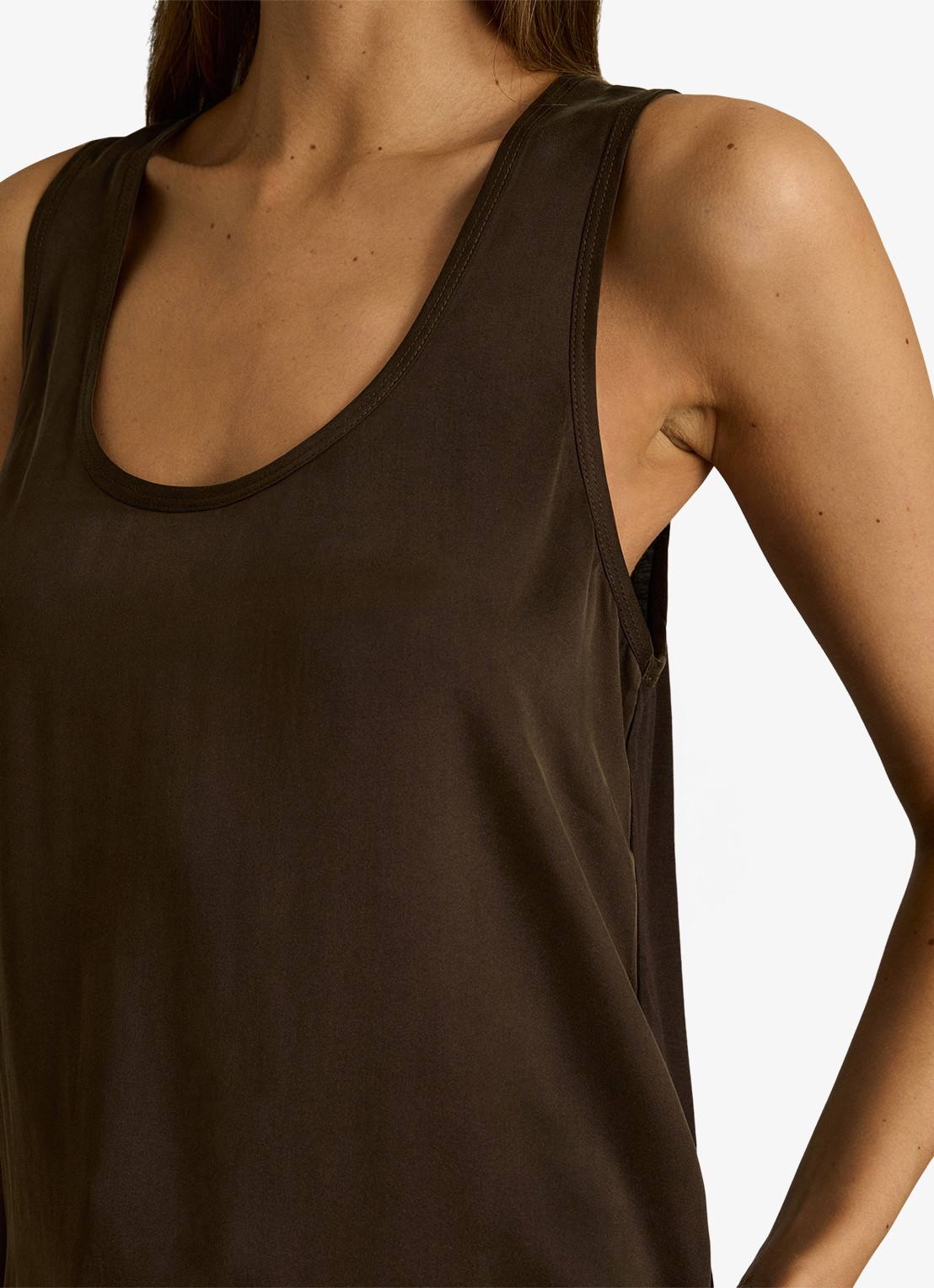 Reiss Ruby top van zijde - detail 3 chocoladebruin
