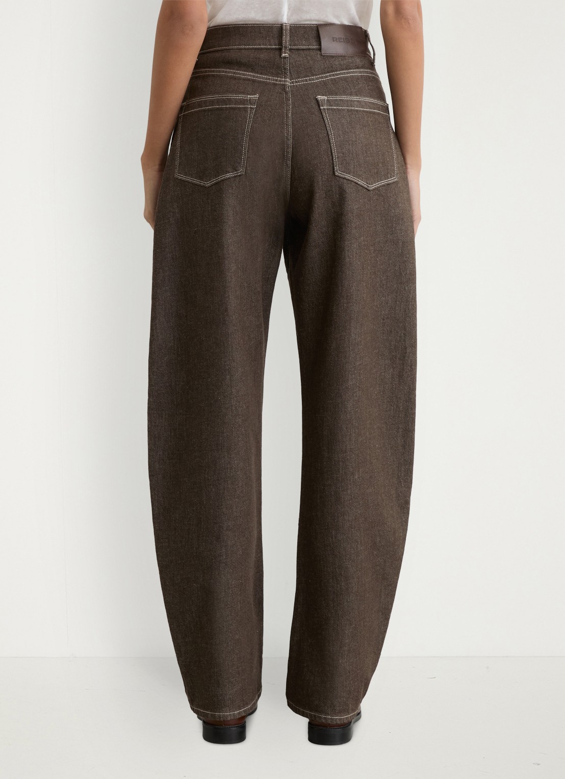 Reiss Sabel high waist tapered fit jeans met steekzakken - achterkant bruin