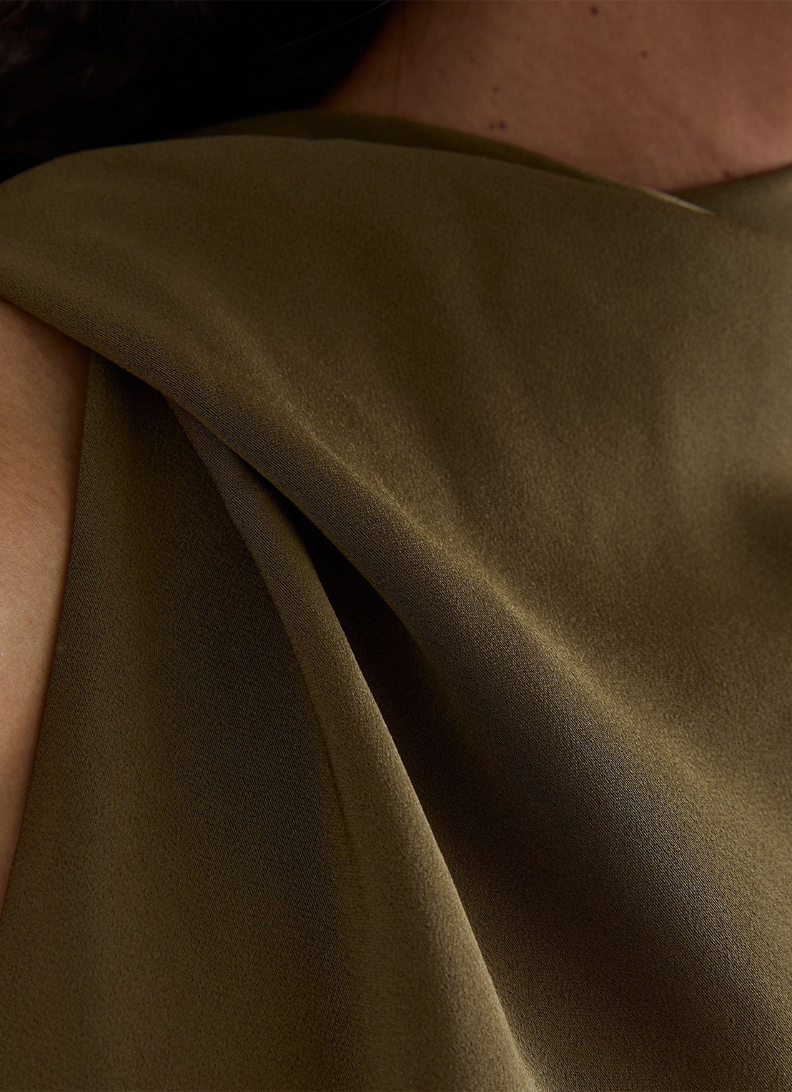 Reiss Sabine asymmetrische maxi jurk met sjaalkraag - detail khaki