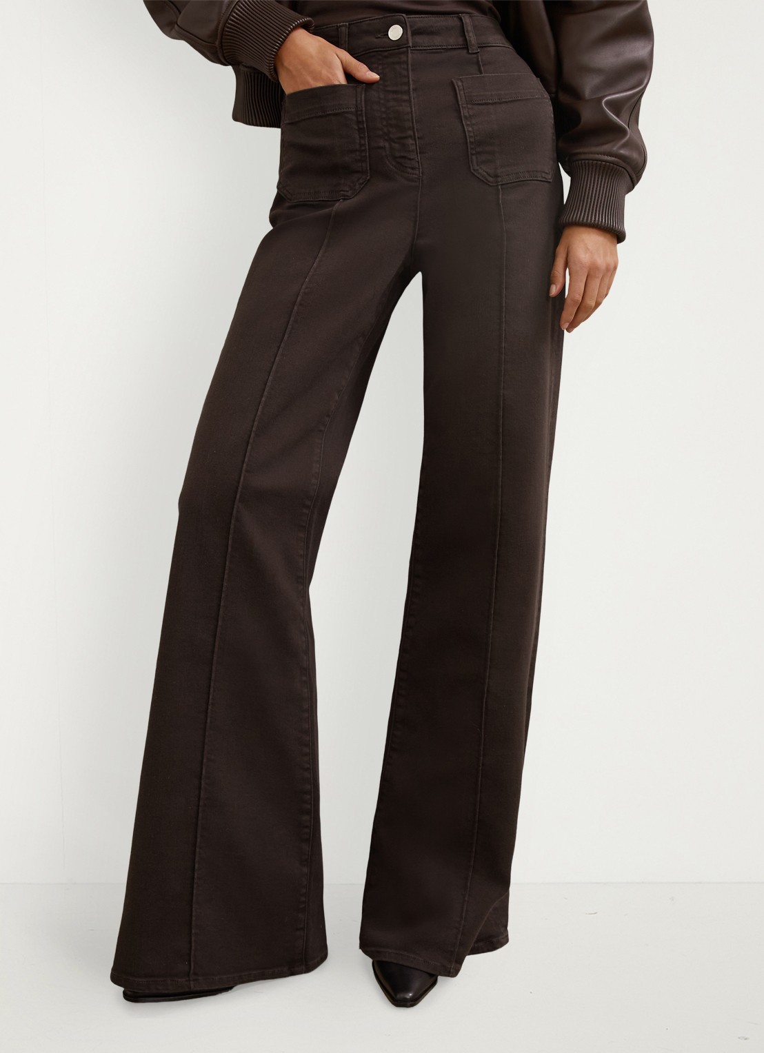 Reiss Sakura high waisted flared jeans met steekzakken - detail 4 donkerbruin