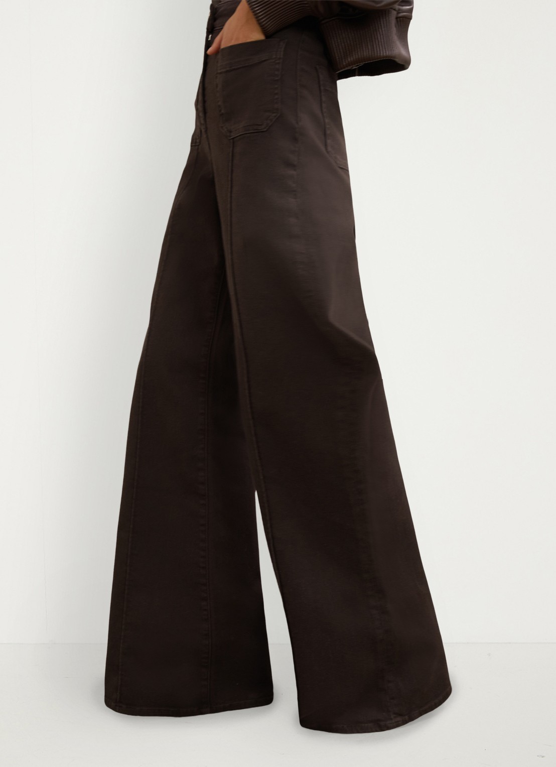 Reiss Sakura high waisted flared jeans met steekzakken - detail 5 donkerbruin