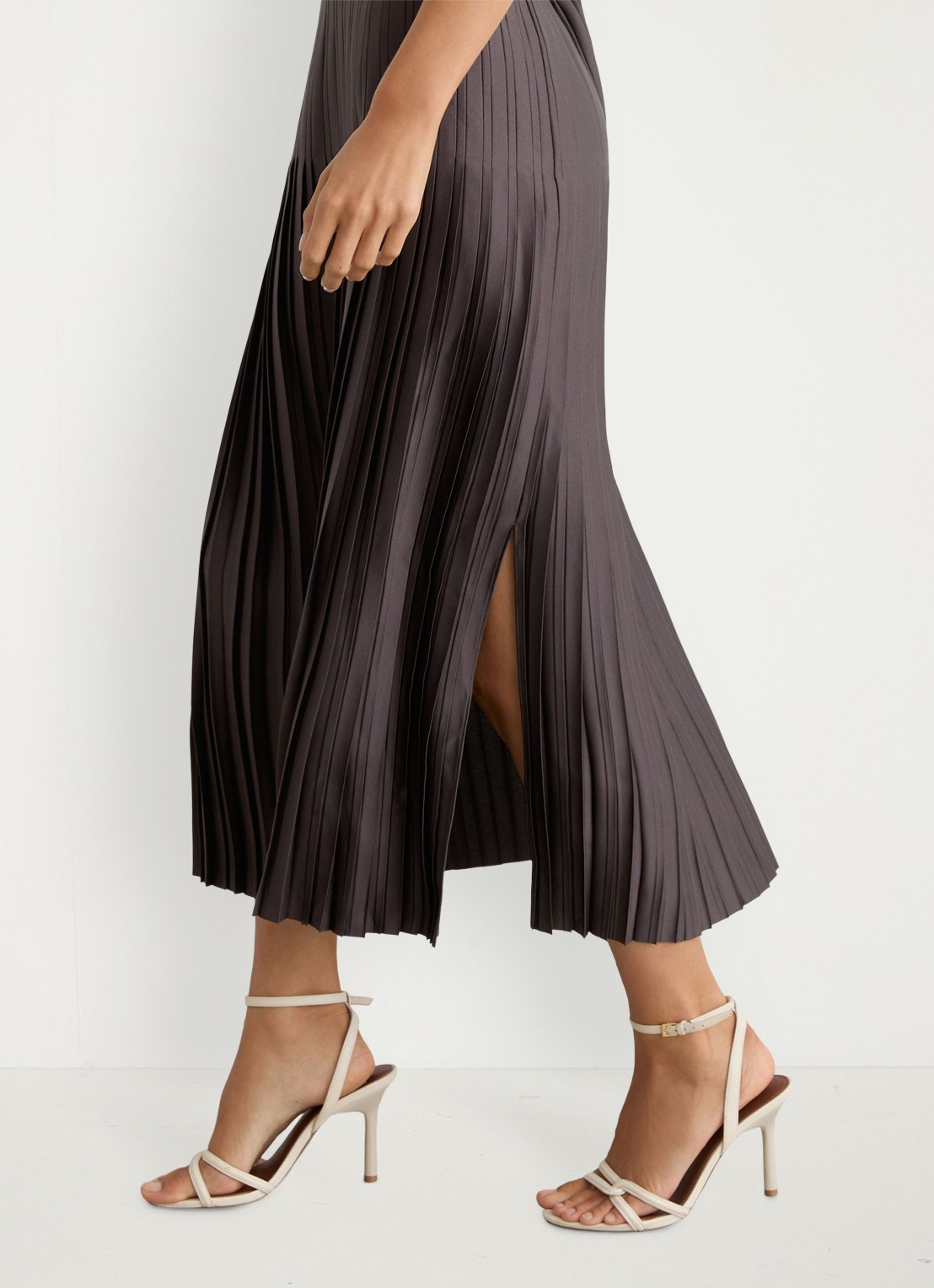 Reiss Savannah midi plooirok met split - detail 4 donkerbeige