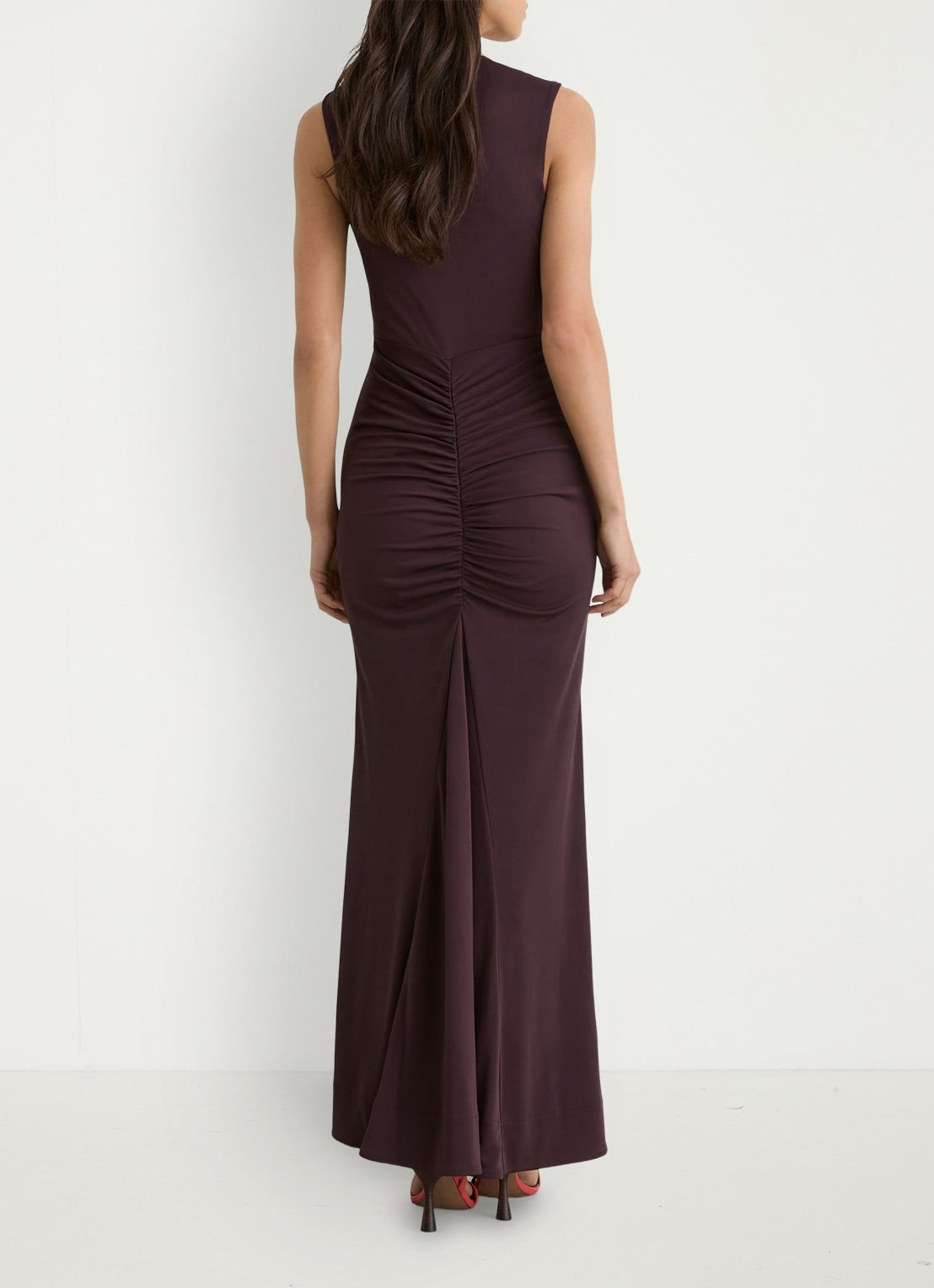 Reiss Scarlett maxi jurk van crêpe met ruches - achterkant chocoladebruin