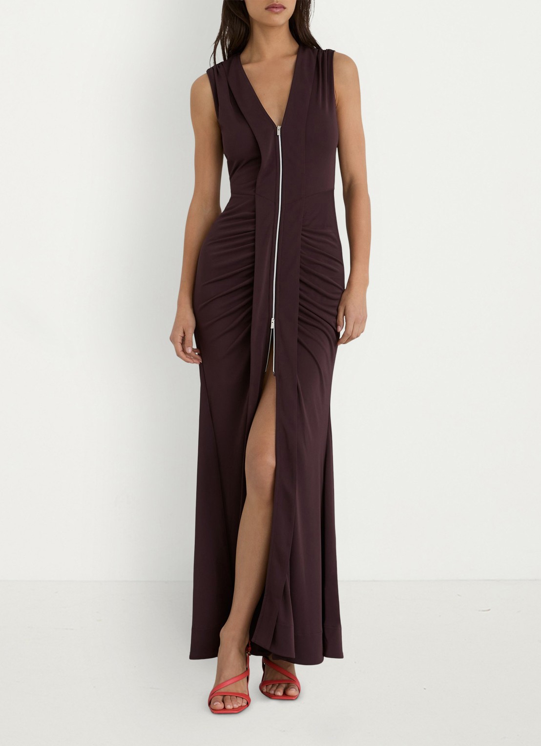 Reiss Scarlett maxi jurk van crêpe met ruches - voorkant 3 chocoladebruin