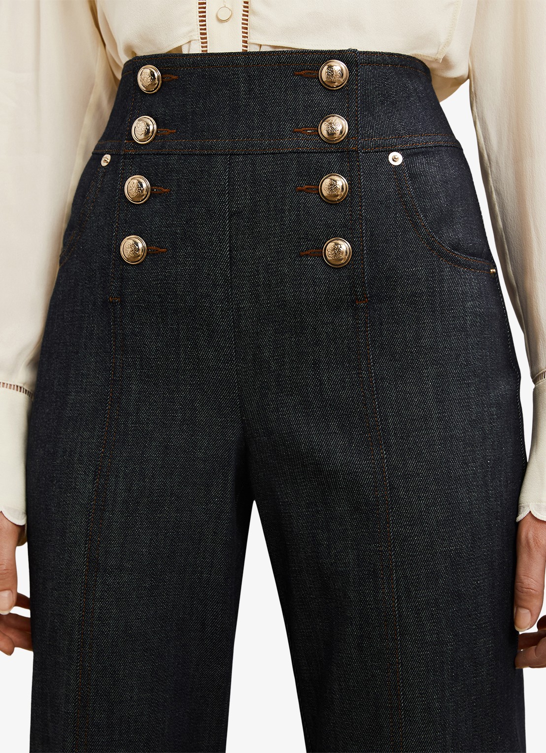 Reiss Skylar high waist flared jeans met knoop details - detail 5 denim