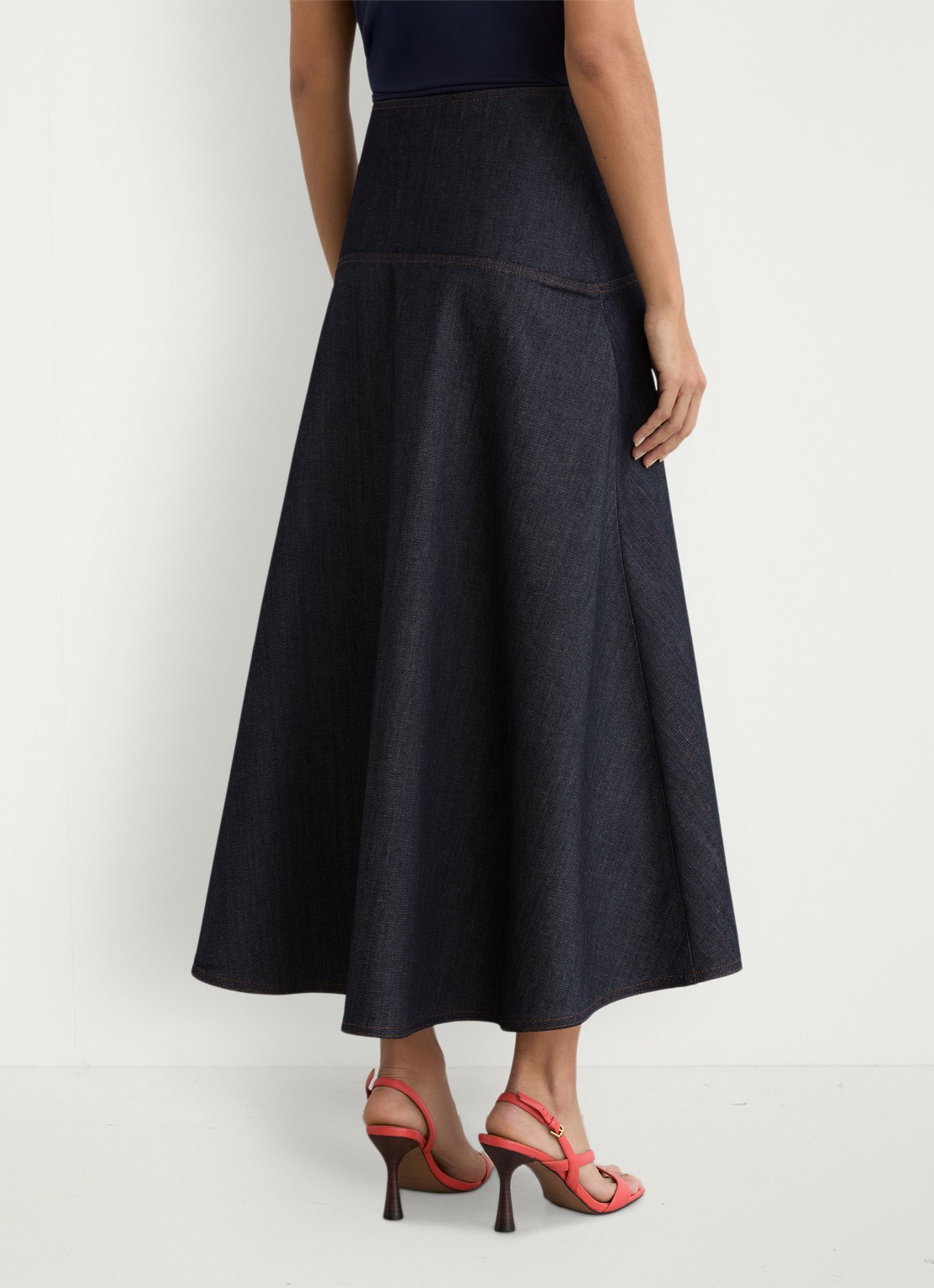 Reiss Skylar midi rok van denim met sierknopen - achterkant dark blue / blauw