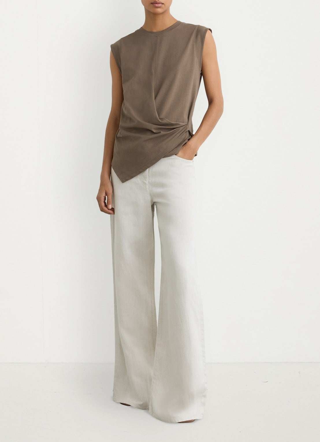 Reiss Tia top met gedrapeerd detail - voorkant 2 khaki