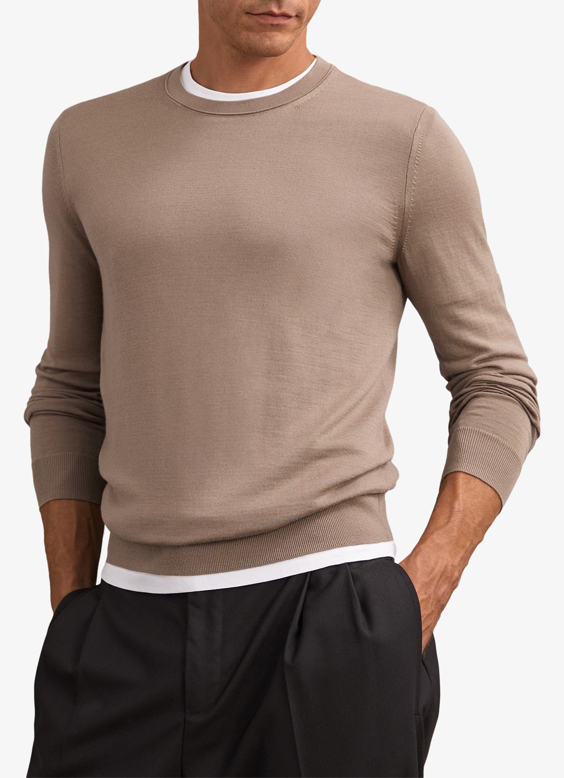 Reiss Wessex sweater van merino wol - detail camel