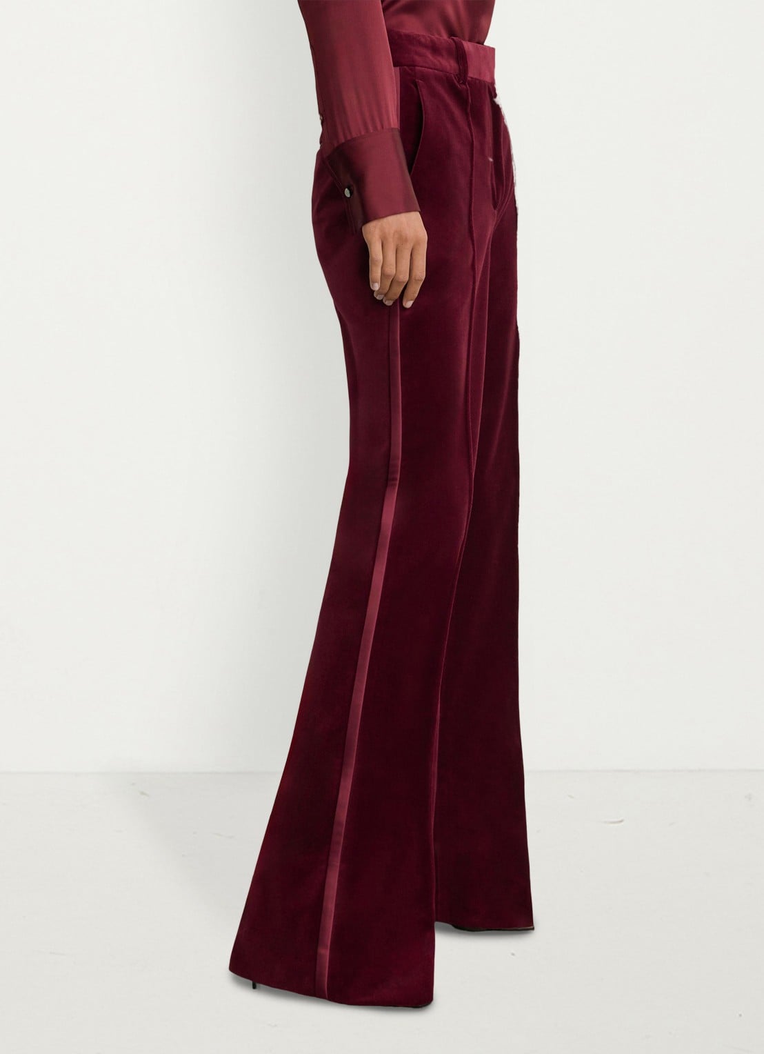Reiss Wren high waist flared pantalon van fluweel - detail 2 donkerrood