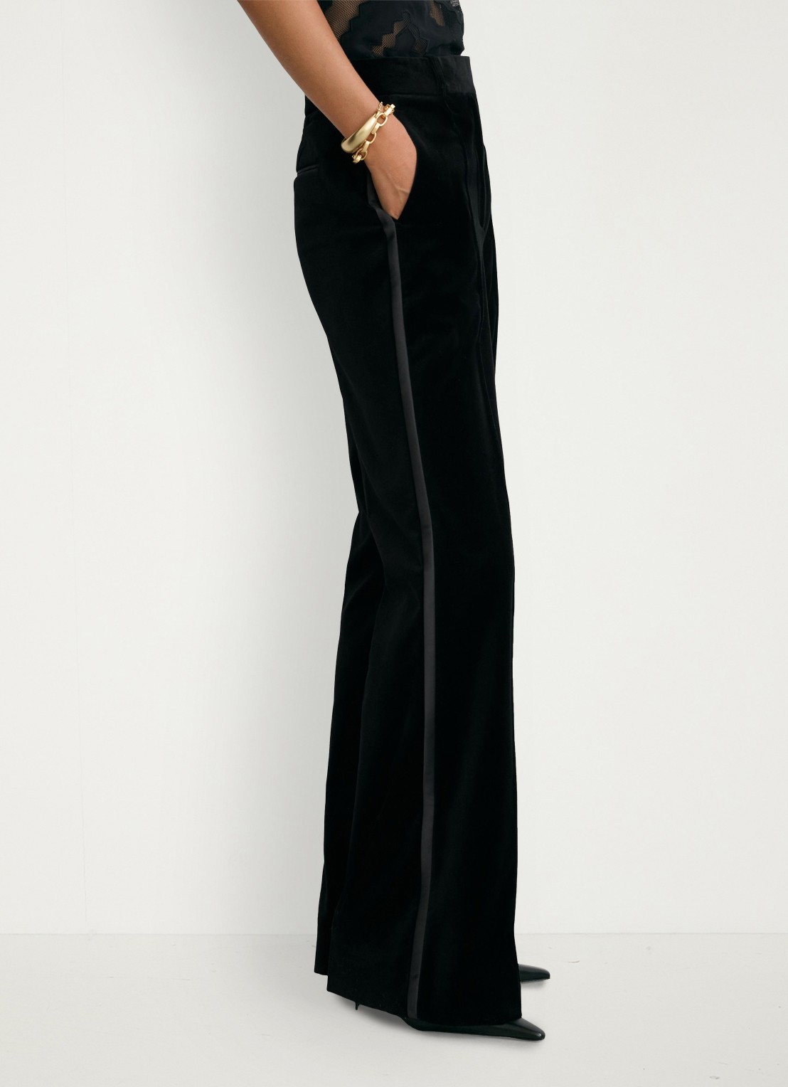 Reiss Wren high waist flared pantalon van fluweel - detail 4 black / zwart