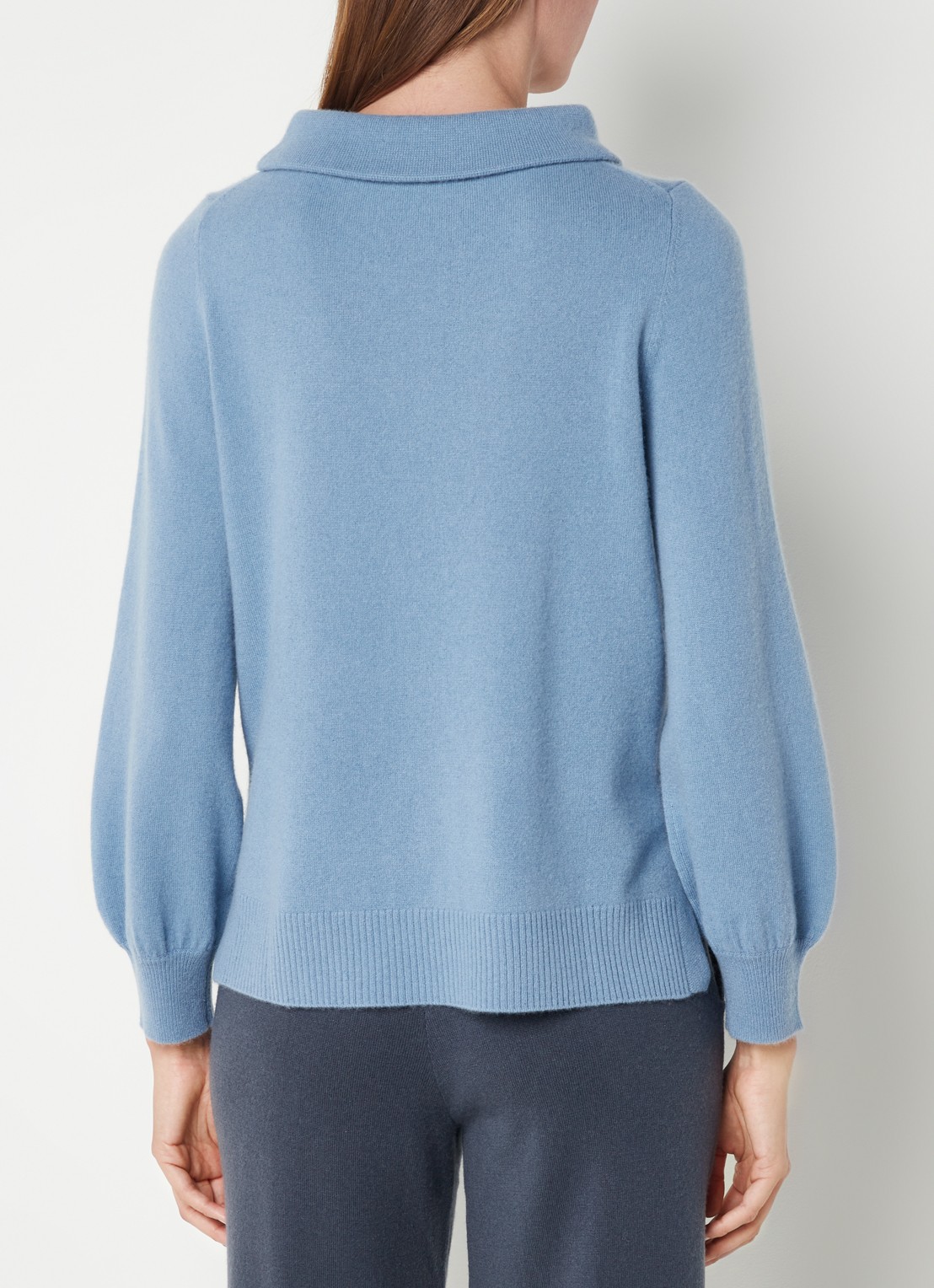 Repeat Fijngebreide trui van  kasjmier met opstaande kraag - achterkant blauw