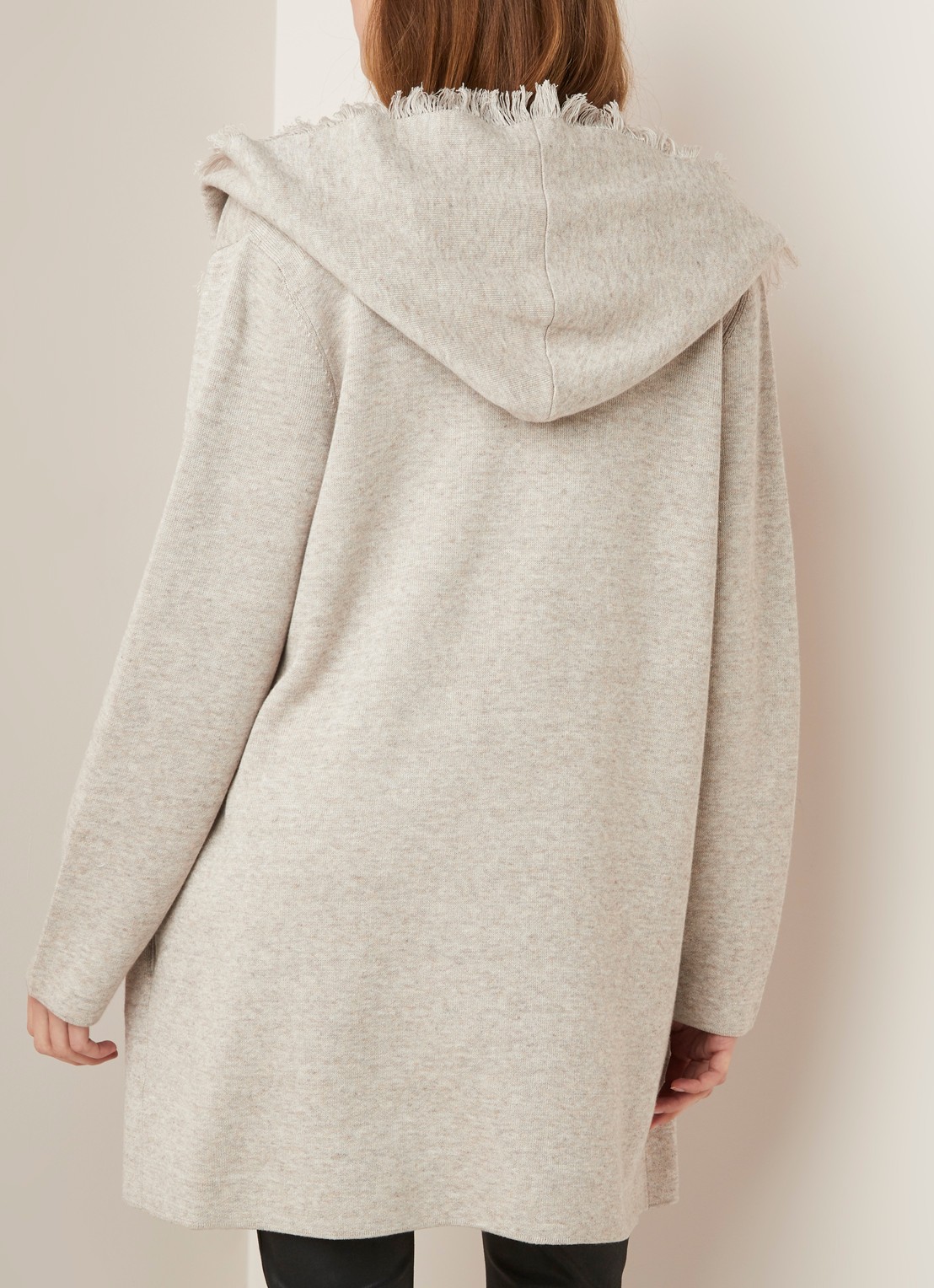 Repeat Openvallend vest met franjes  - achterkant zand