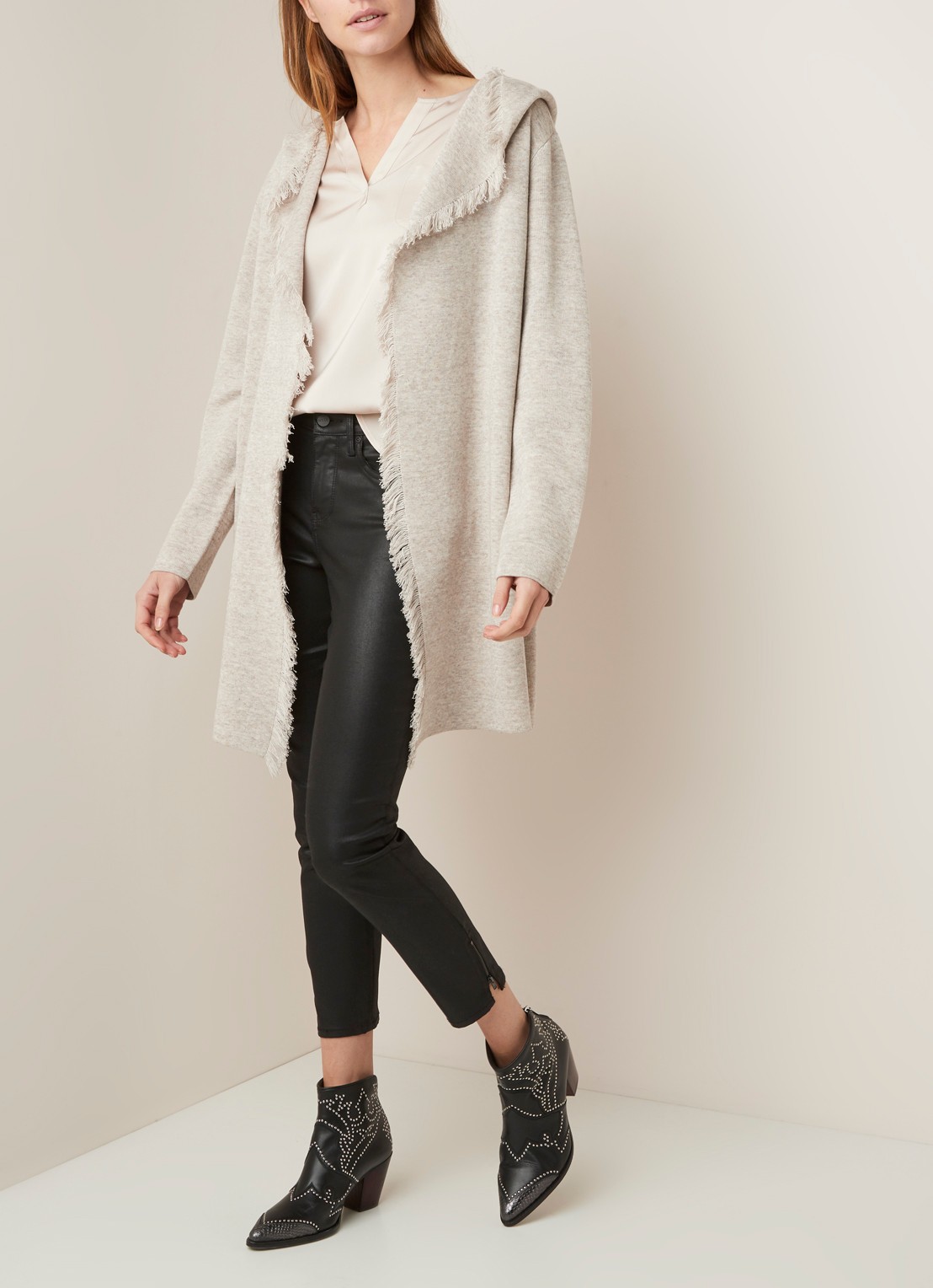 Repeat Openvallend vest met franjes  - voorkant 3 zand