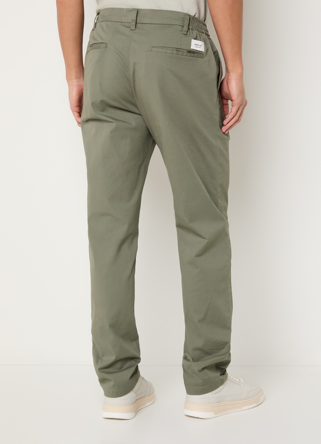 Replay Adhann tapered fit chino met steekzakken - achterkant 5 olijfgroen